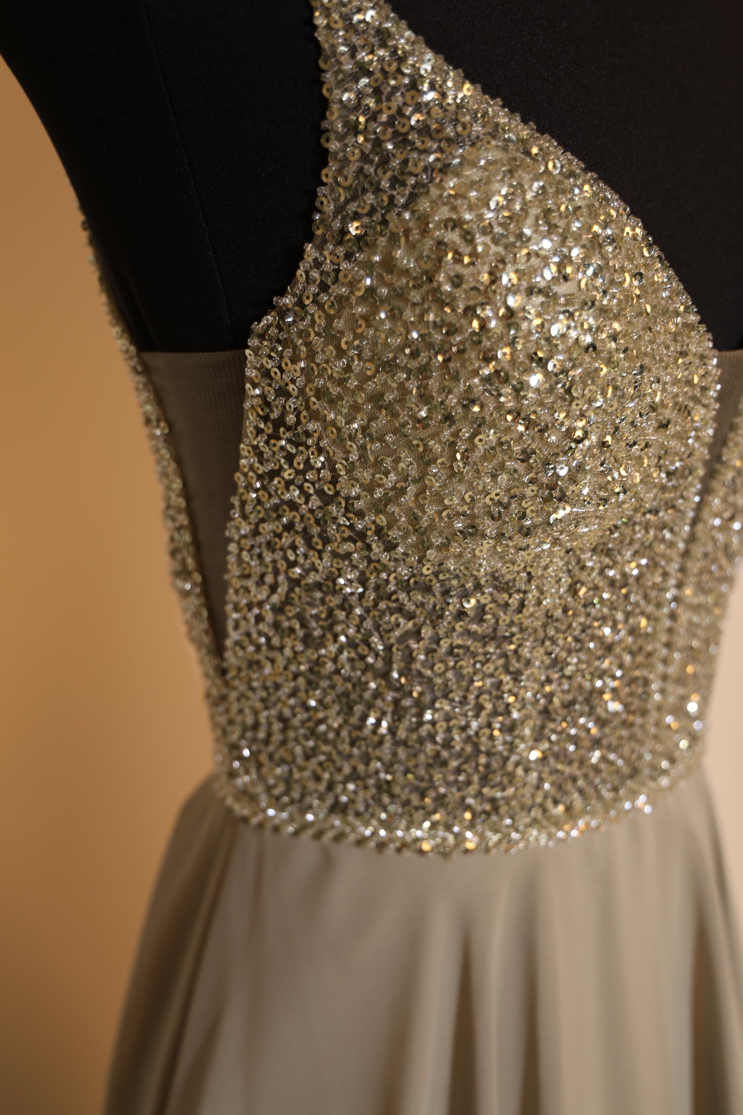 Second Hand elegantes Chiffonkleid mit Glitzeroberteil, oliv