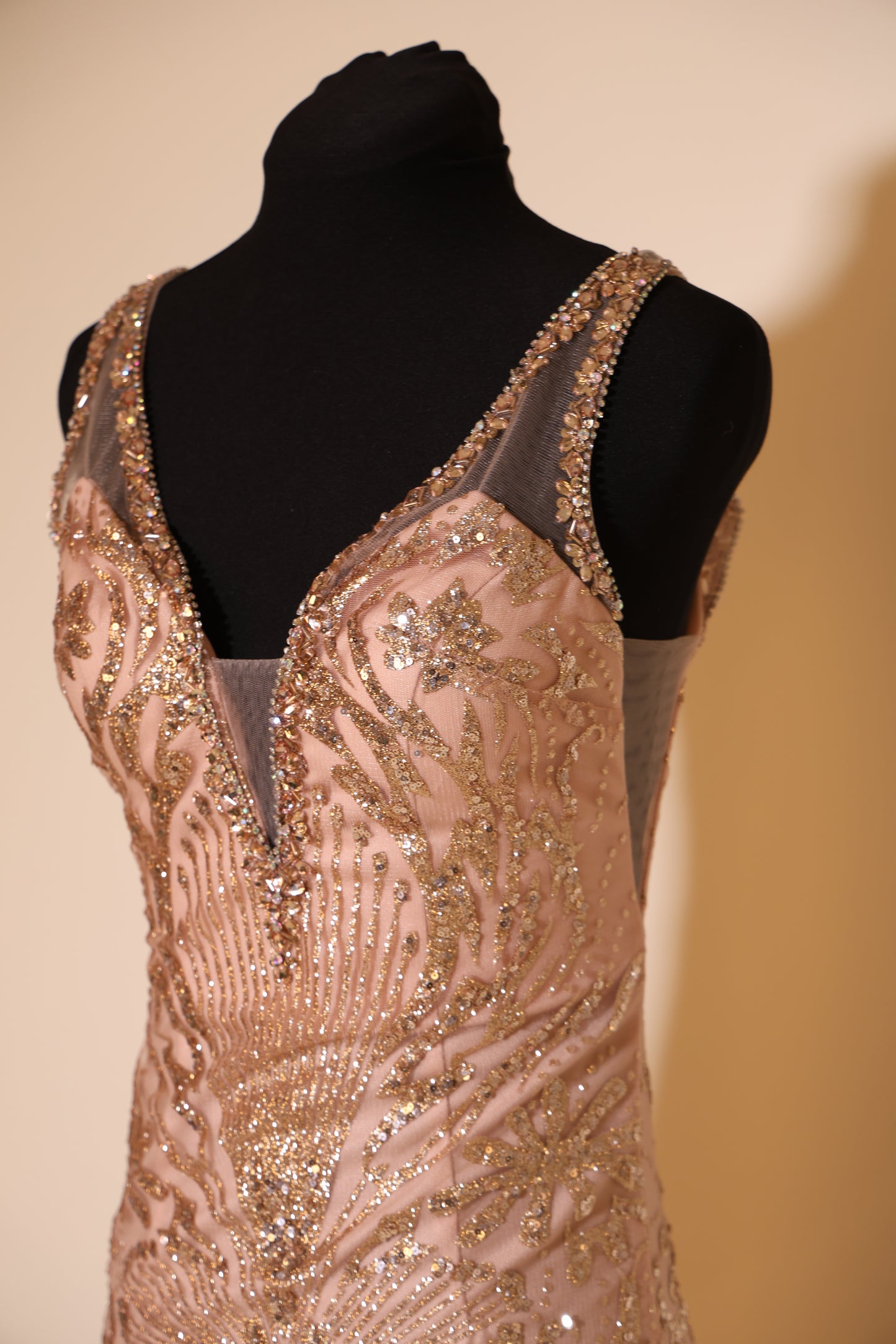 Second Hand enges, funkelndes Abendkleid, lachs/gold