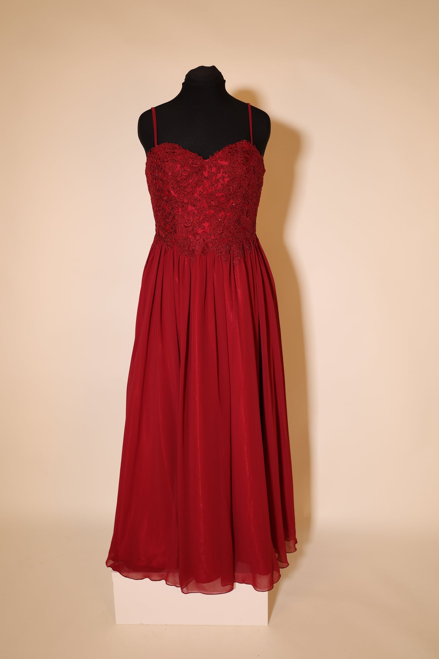 Second Hand elegantes Chiffonkleid mit Spitze und Herzausschnitt, dunkelrot