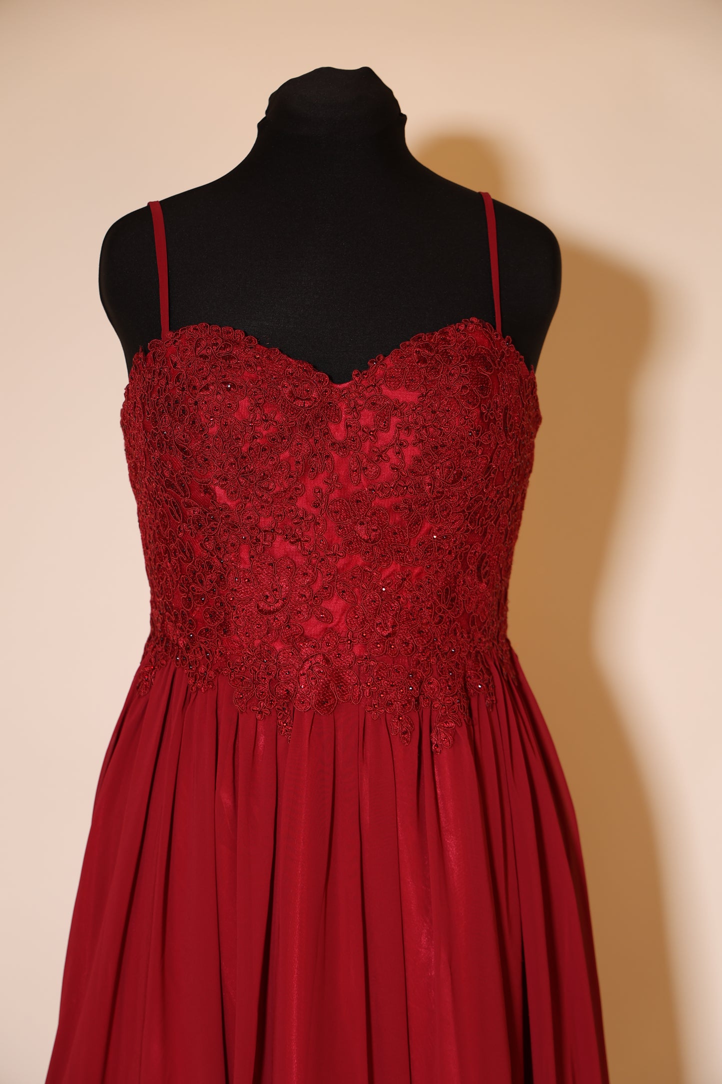 Second Hand elegantes Chiffonkleid mit Spitze und Herzausschnitt, dunkelrot