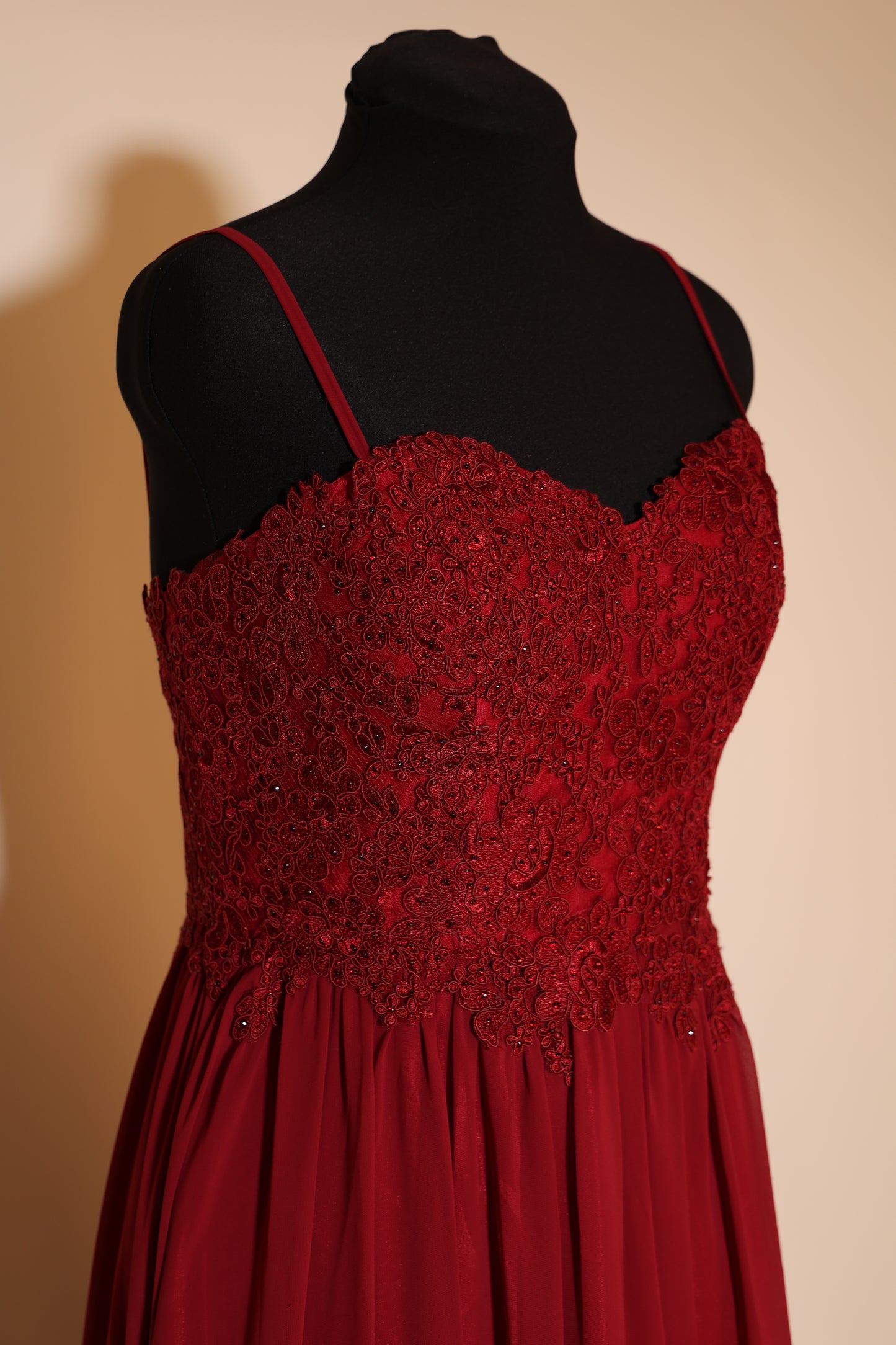Second Hand elegantes Chiffonkleid mit Spitze und Herzausschnitt, dunkelrot