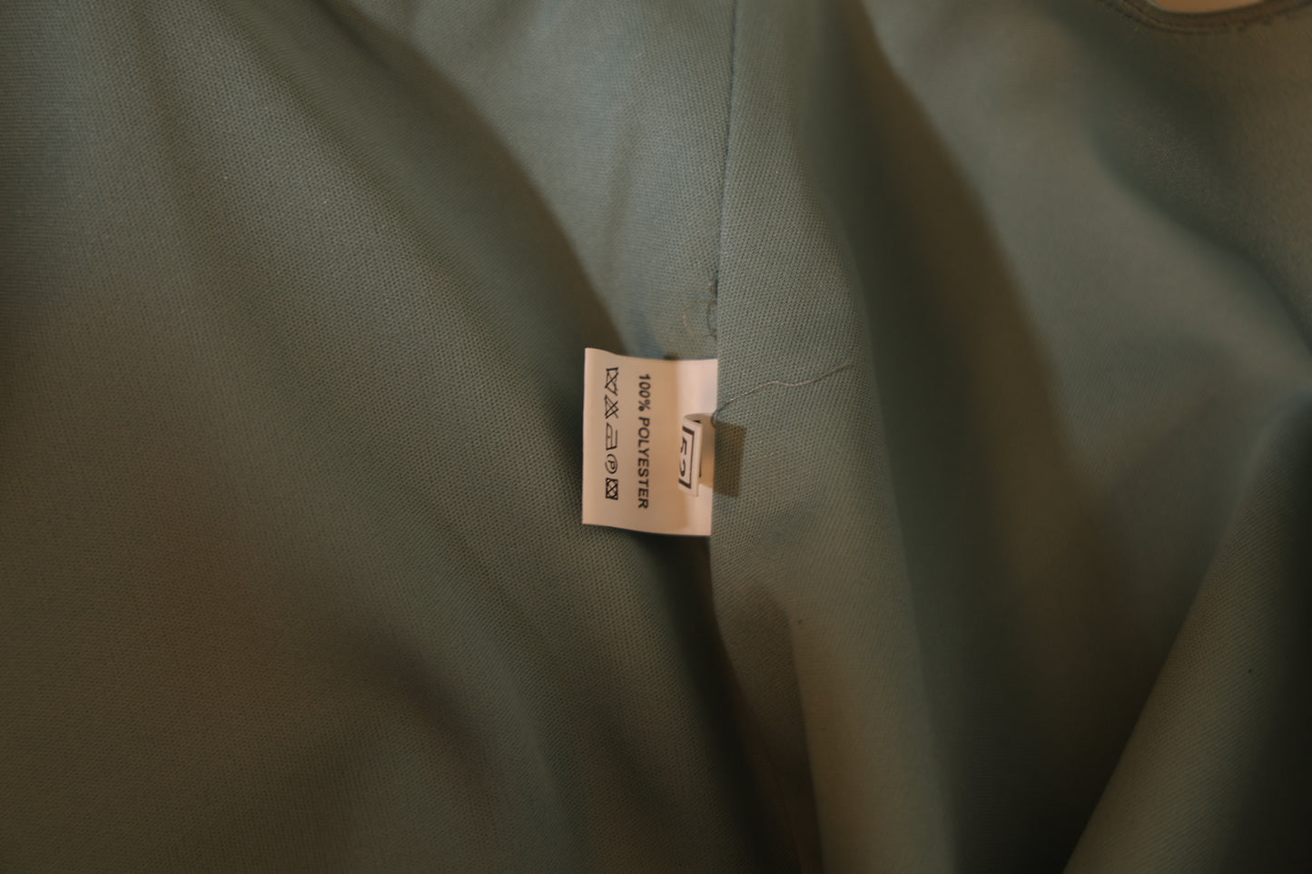 Second Hand schlichtes Satinkleid mit Raffungen und V-Ausschnitt, ozeanwelle