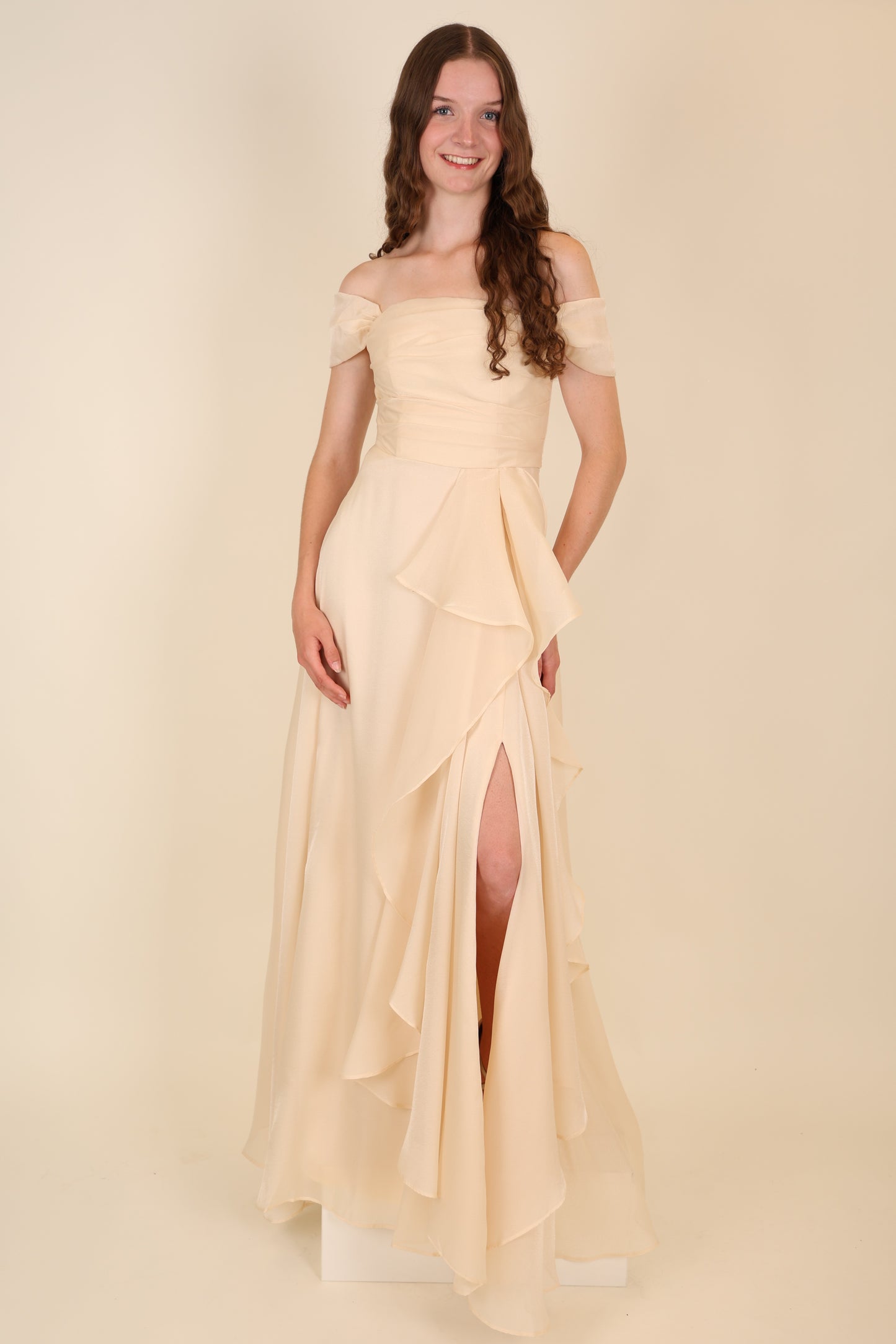 Abendkleid mit variablen Trägern, Volants und Schlitz, beige