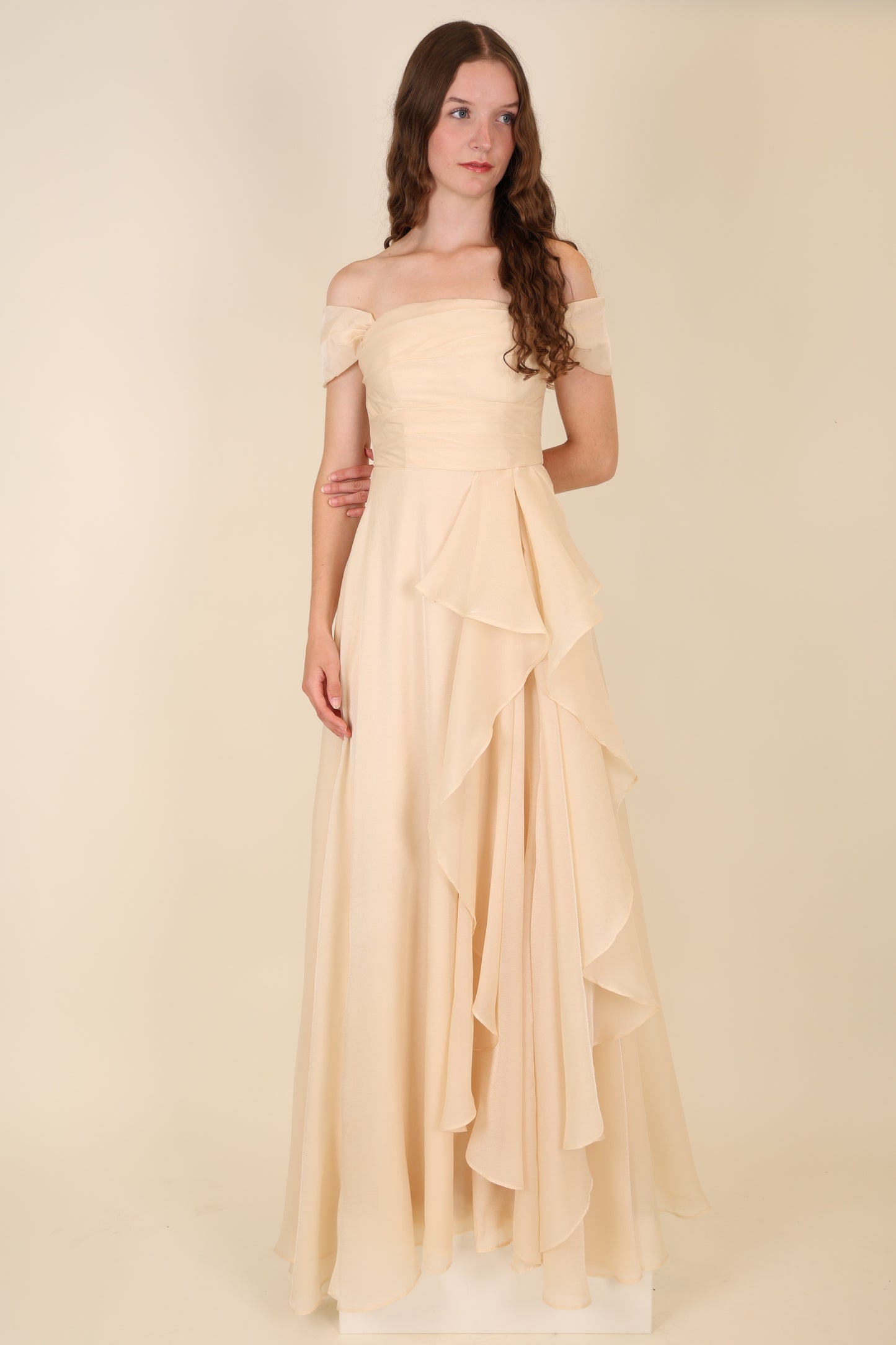Abendkleid mit variablen Trägern, Volants und Schlitz, beige
