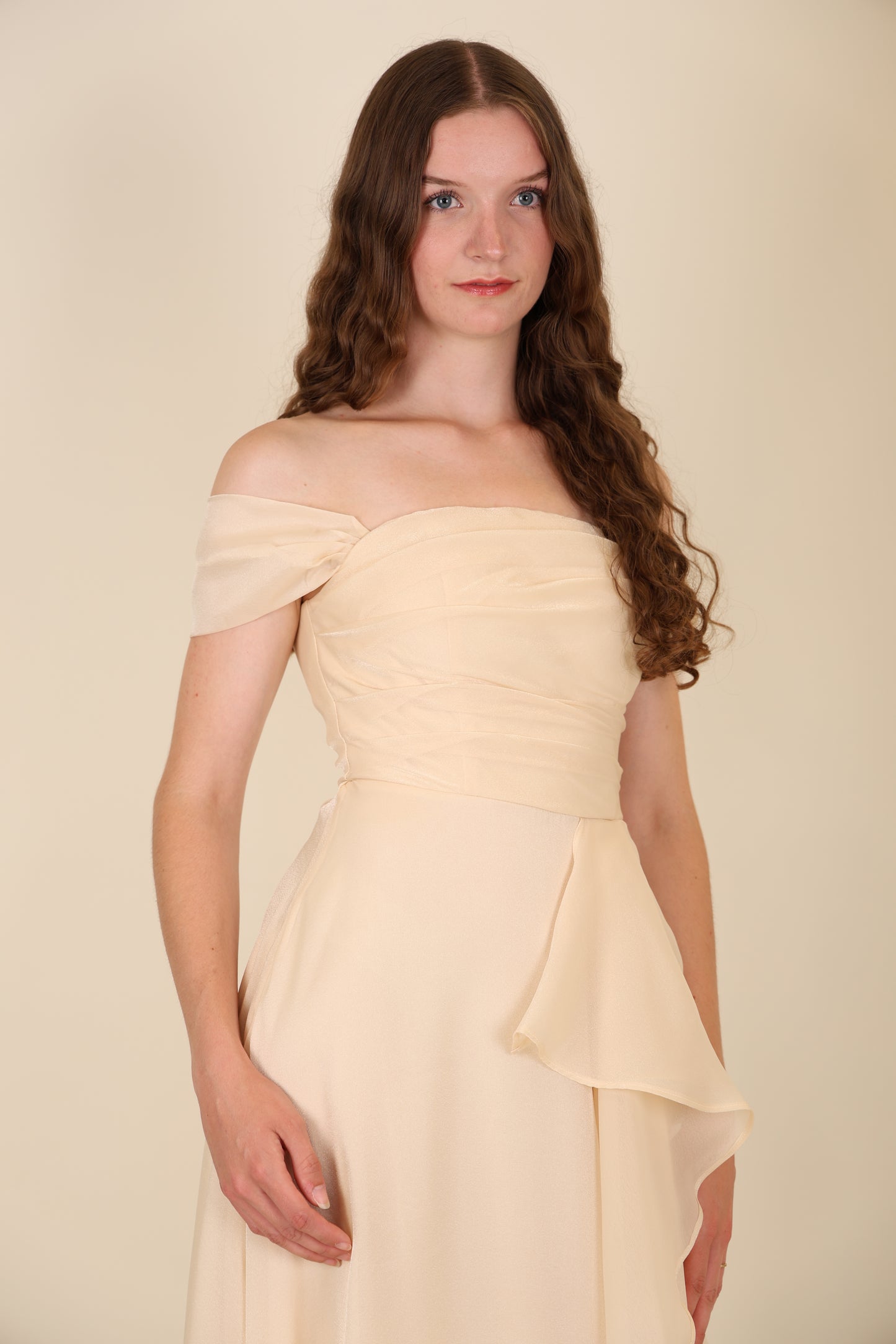 Abendkleid mit variablen Trägern, Volants und Schlitz, beige