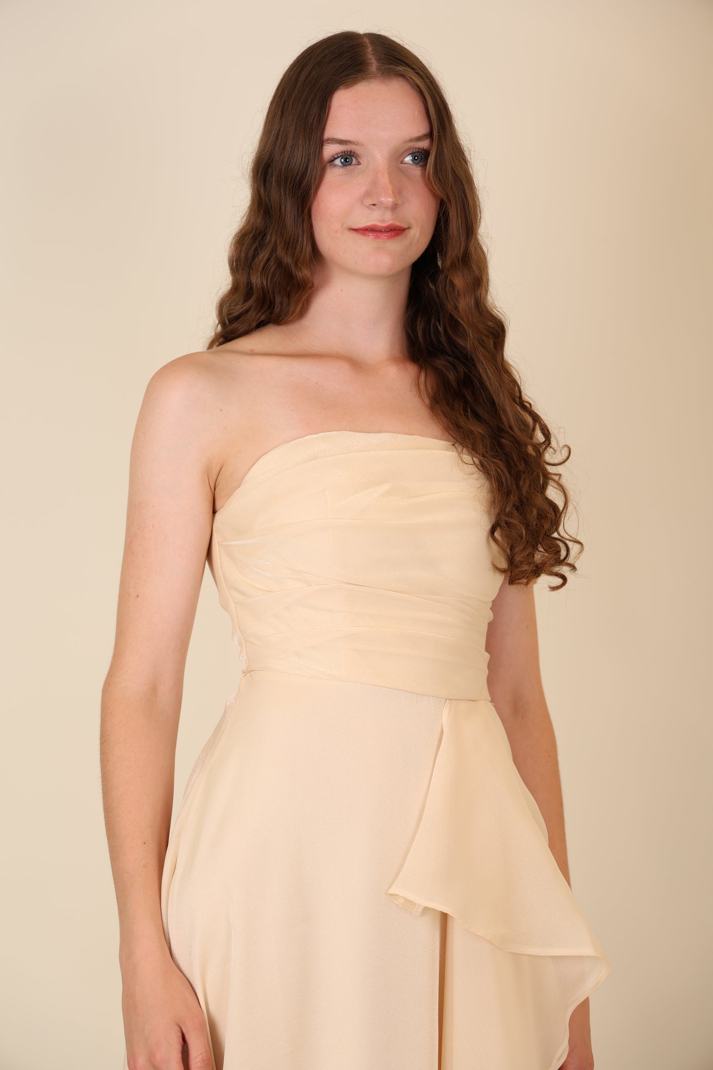 Abendkleid mit variablen Trägern, Volants und Schlitz, beige