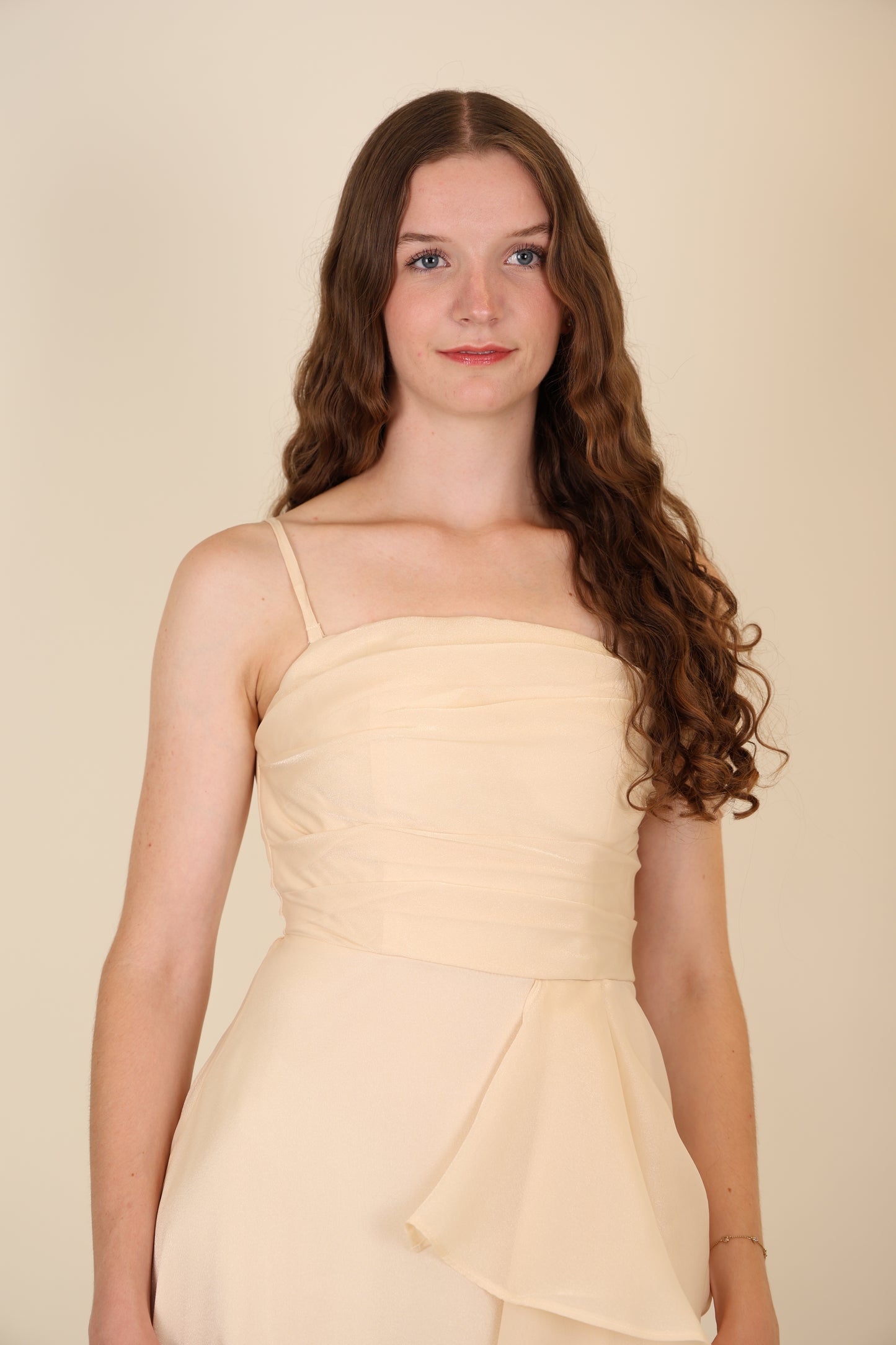 Abendkleid mit variablen Trägern, Volants und Schlitz, beige