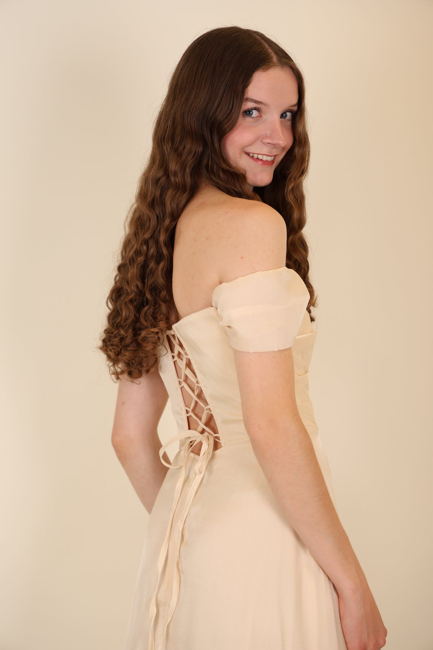 Abendkleid mit variablen Trägern, Volants und Schlitz, beige