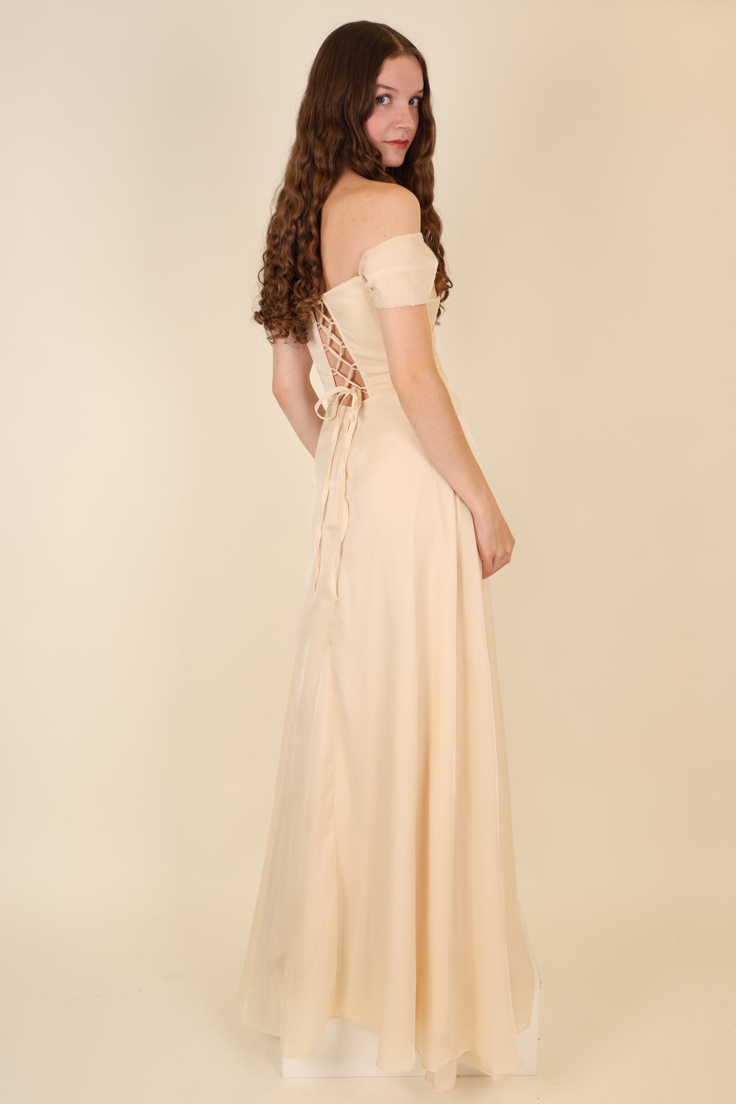 Abendkleid mit variablen Trägern, Volants und Schlitz, beige