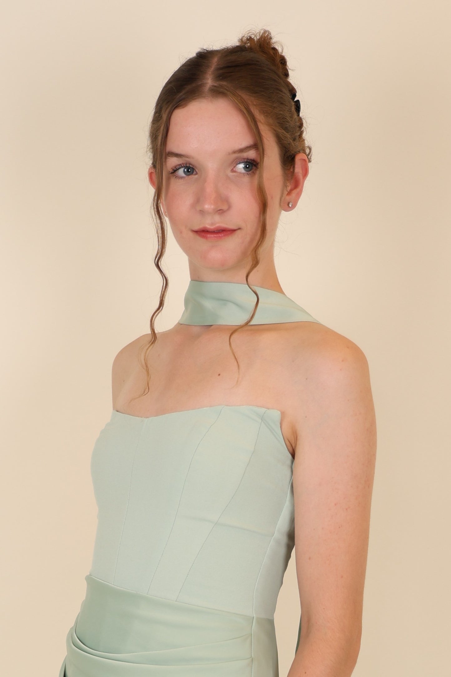 Figurbetontes Abendkleid mit Drapierung und Schal, salbei