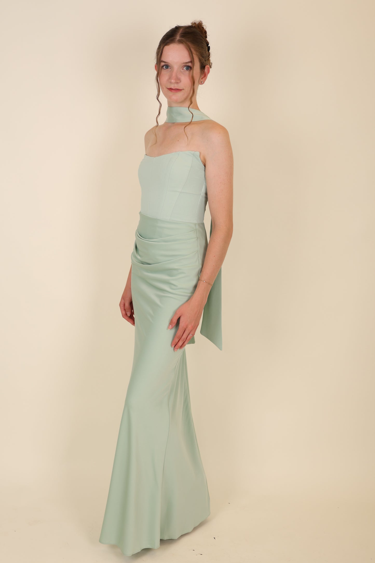 Figurbetontes Abendkleid mit Drapierung und Schal, salbei
