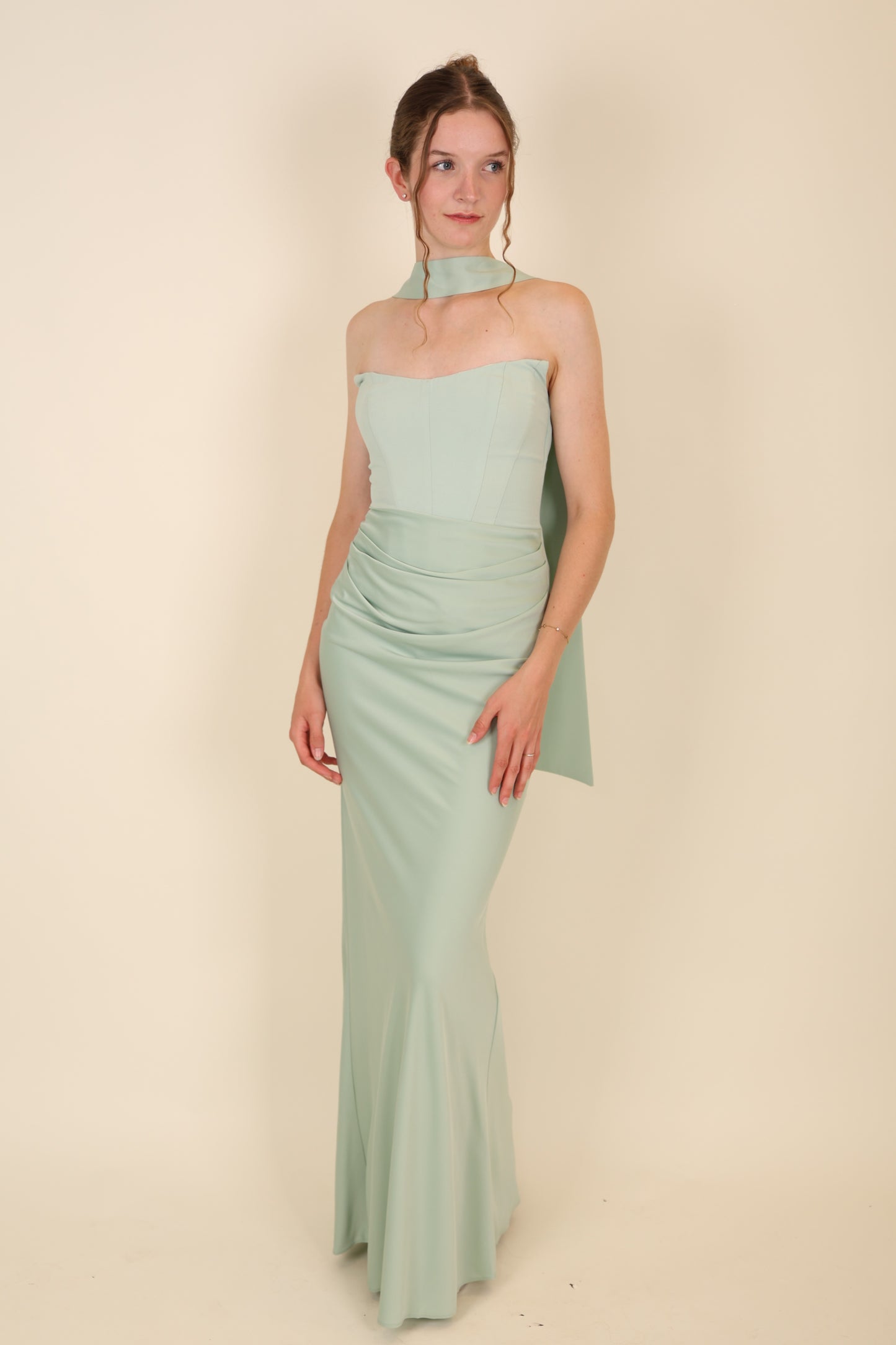 Figurbetontes Abendkleid mit Drapierung und Schal, salbei