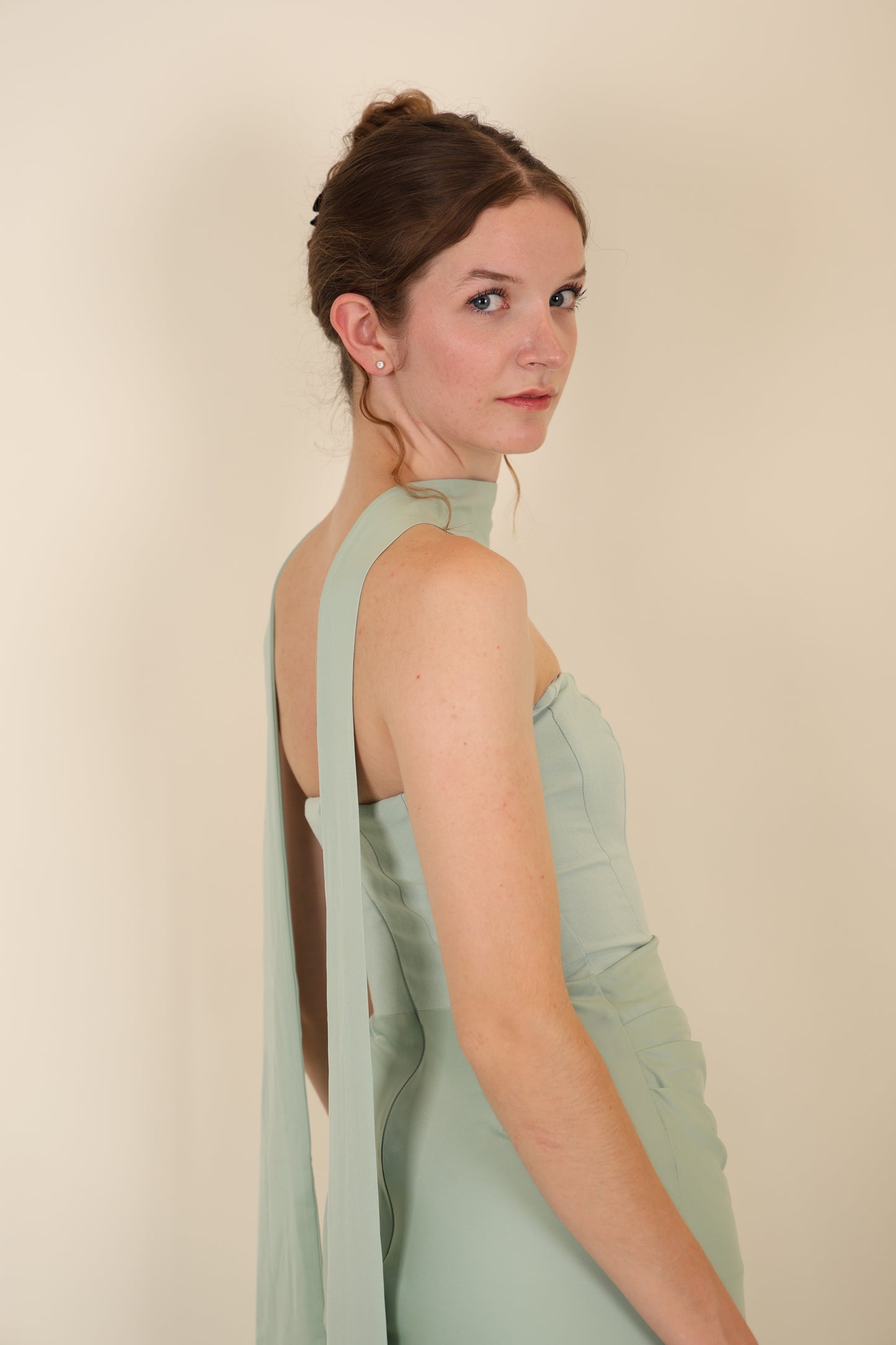 Figurbetontes Abendkleid mit Drapierung und Schal, salbei