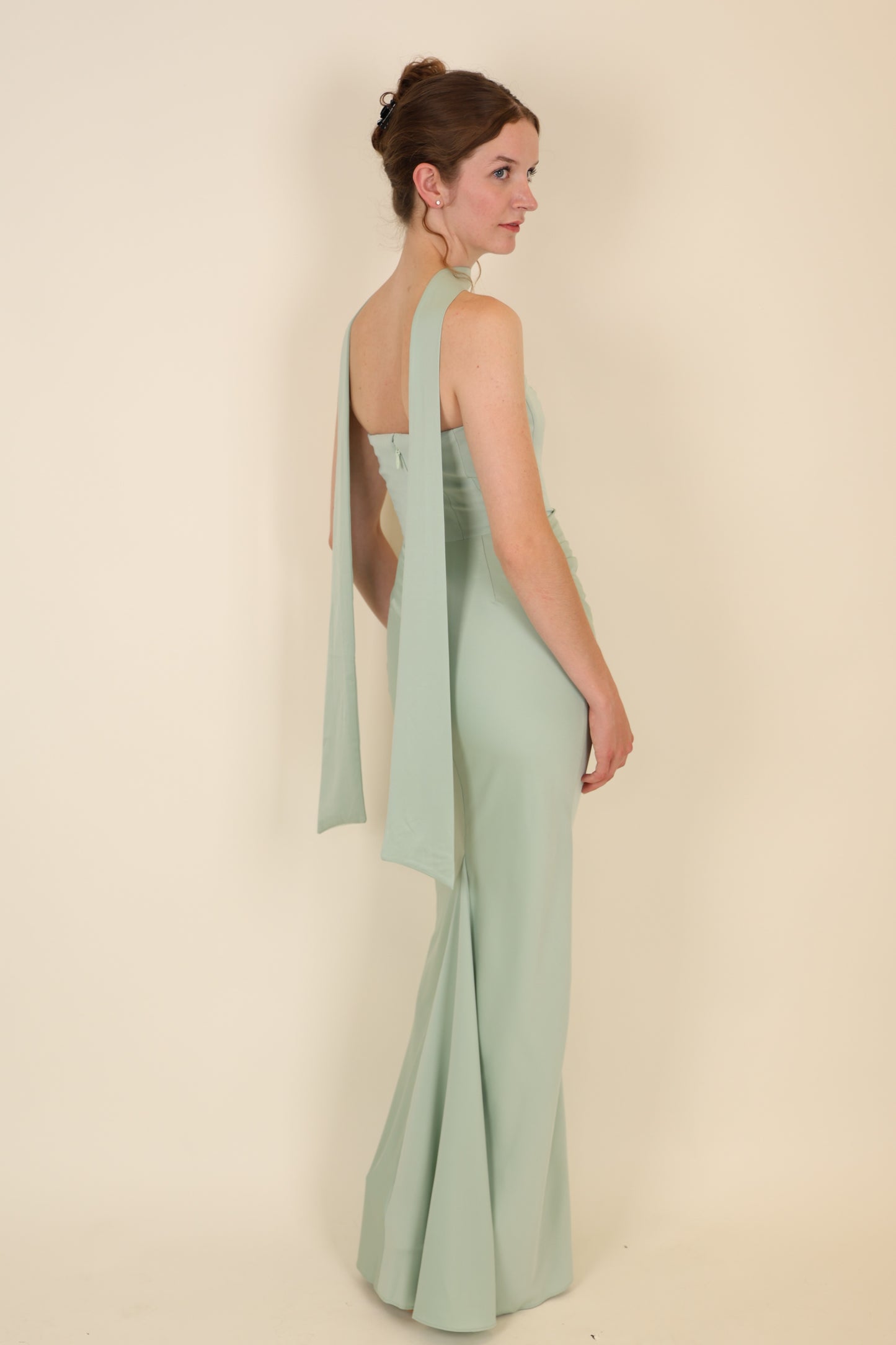 Figurbetontes Abendkleid mit Drapierung und Schal, salbei