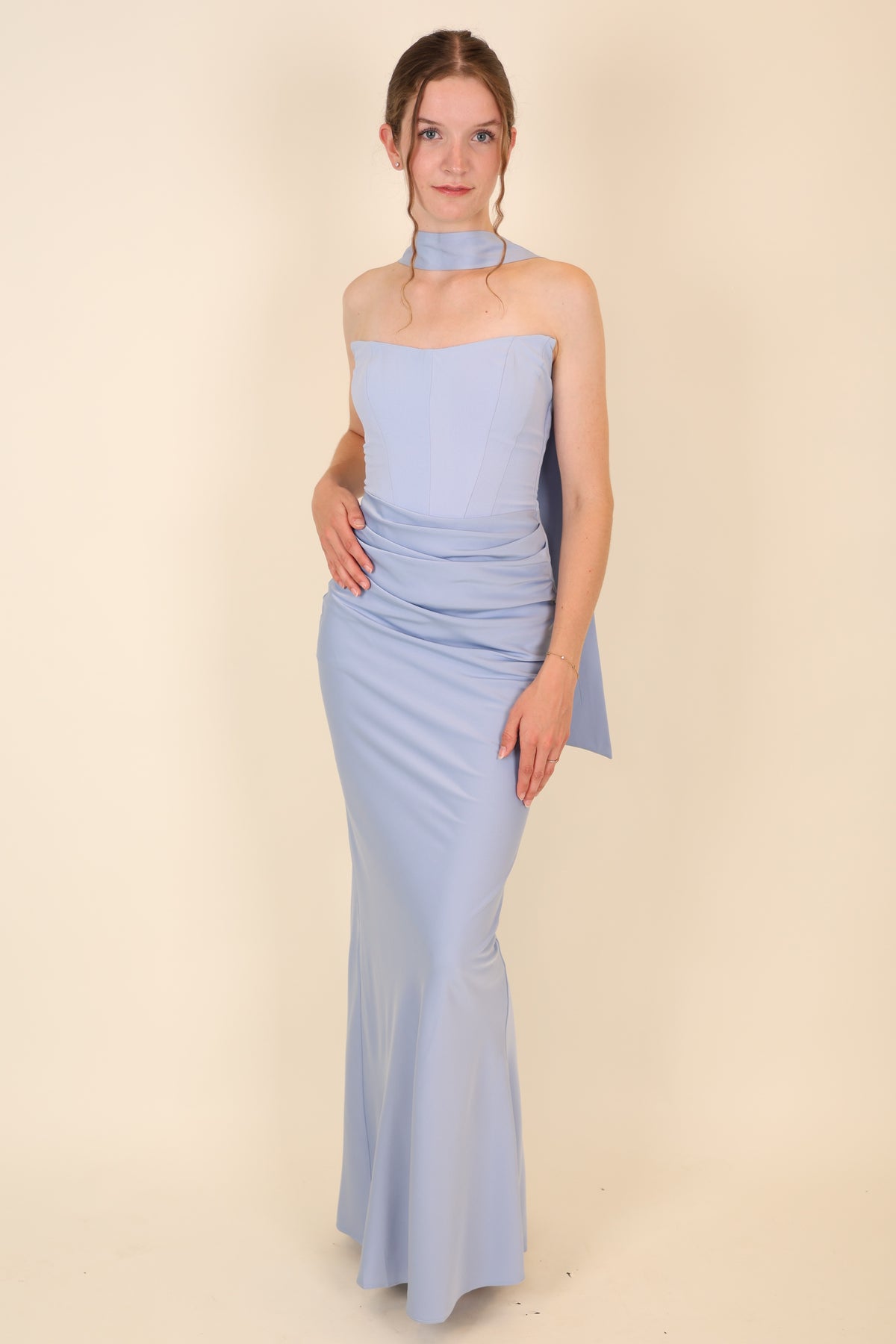 Figurbetontes Abendkleid mit Drapierung und Schal, hellblau