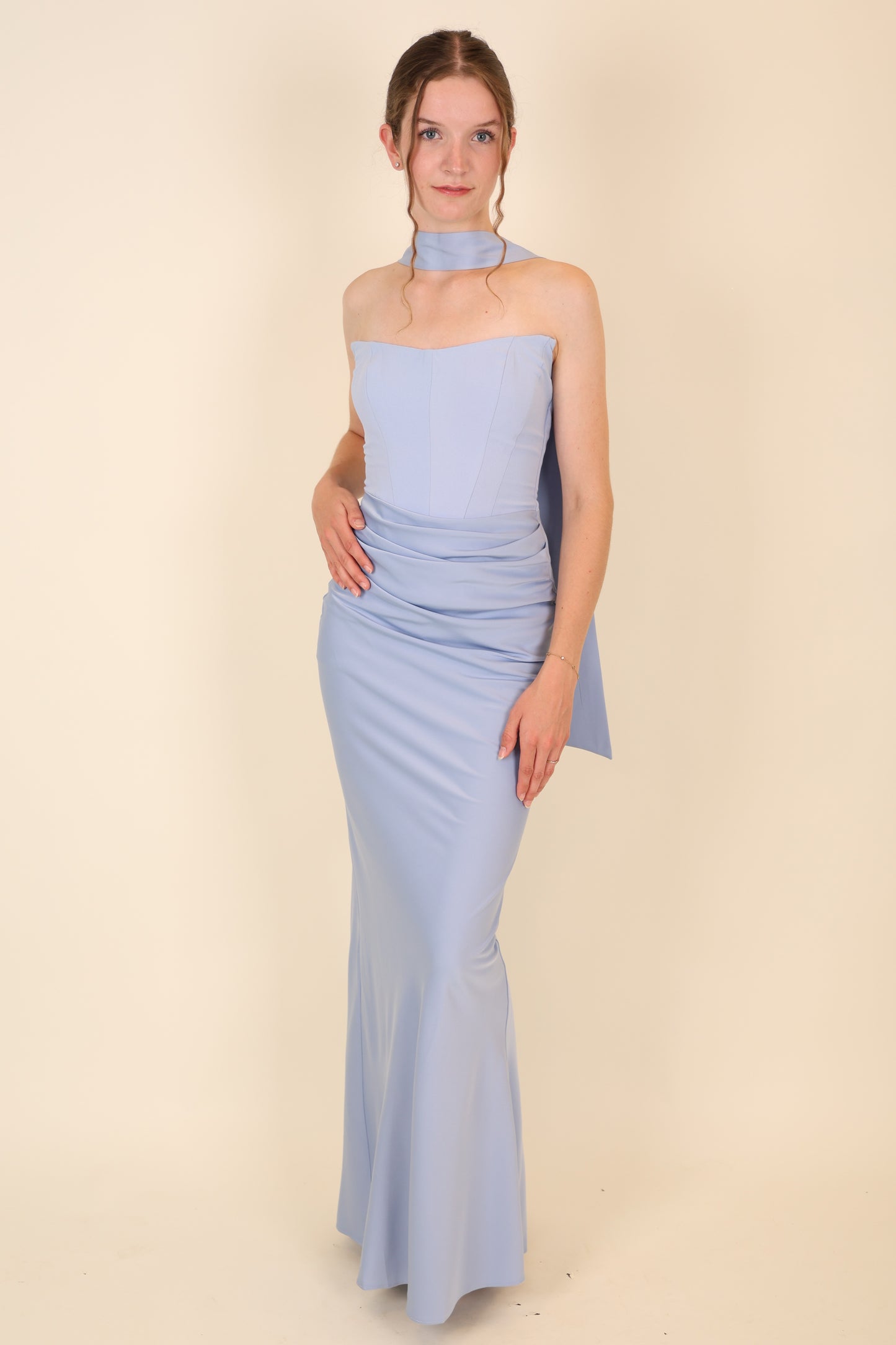 Figurbetontes Abendkleid mit Drapierung und Schal, hellblau