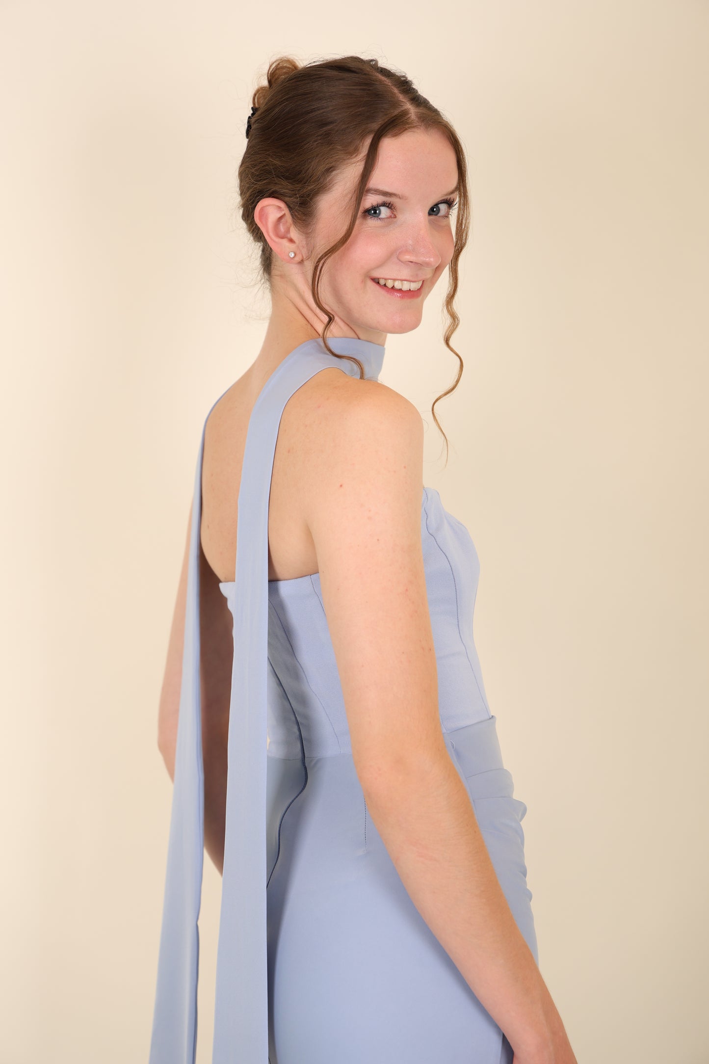 Figurbetontes Abendkleid mit Drapierung und Schal, hellblau