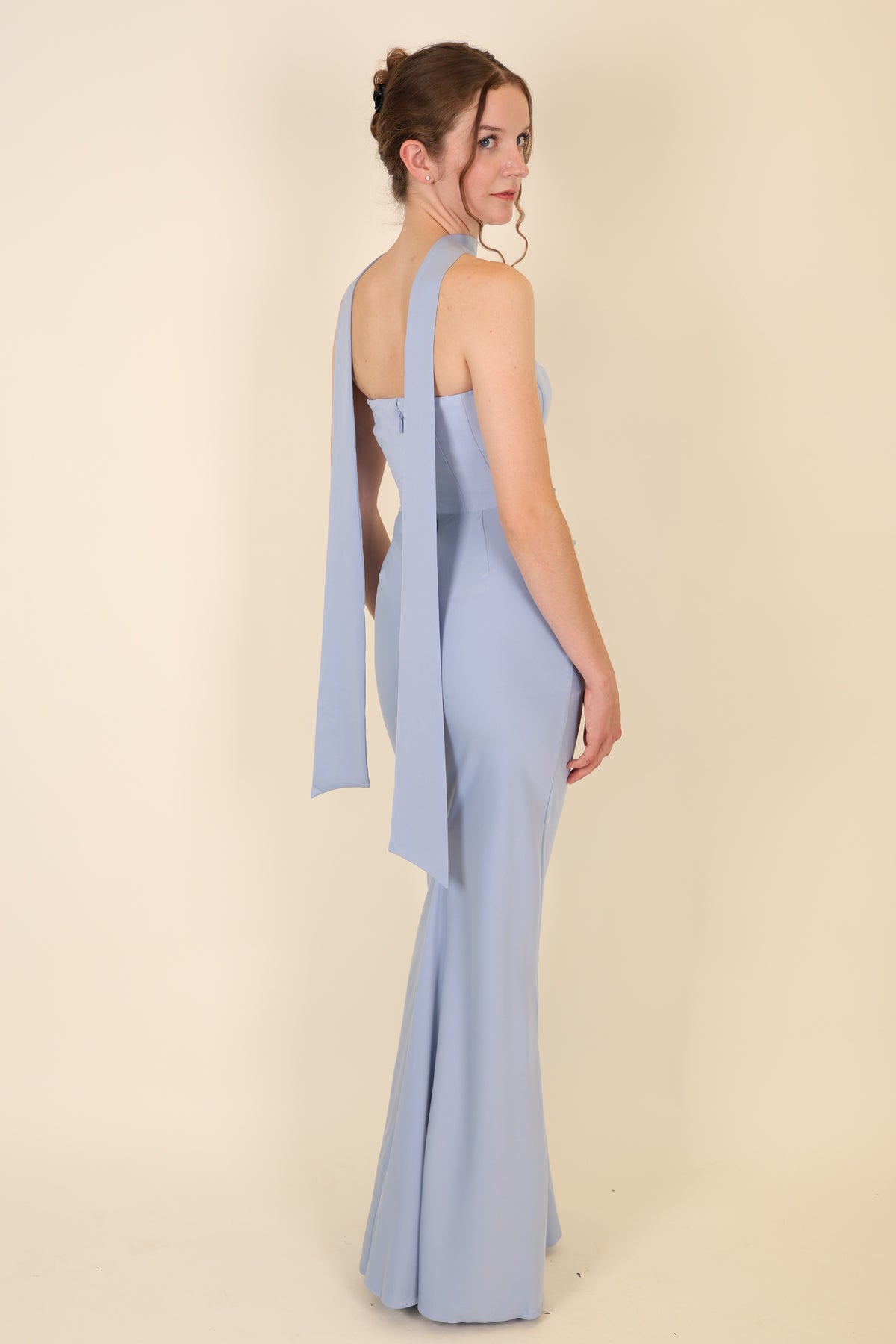 Figurbetontes Abendkleid mit Drapierung und Schal, hellblau