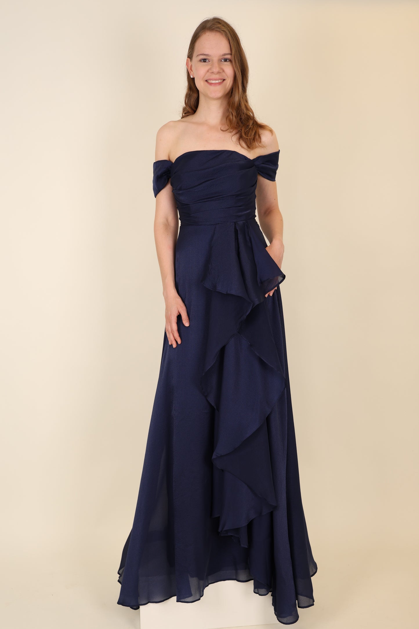 Abendkleid mit variablen Trägern, Volants und Schlitz, dunkelblau
