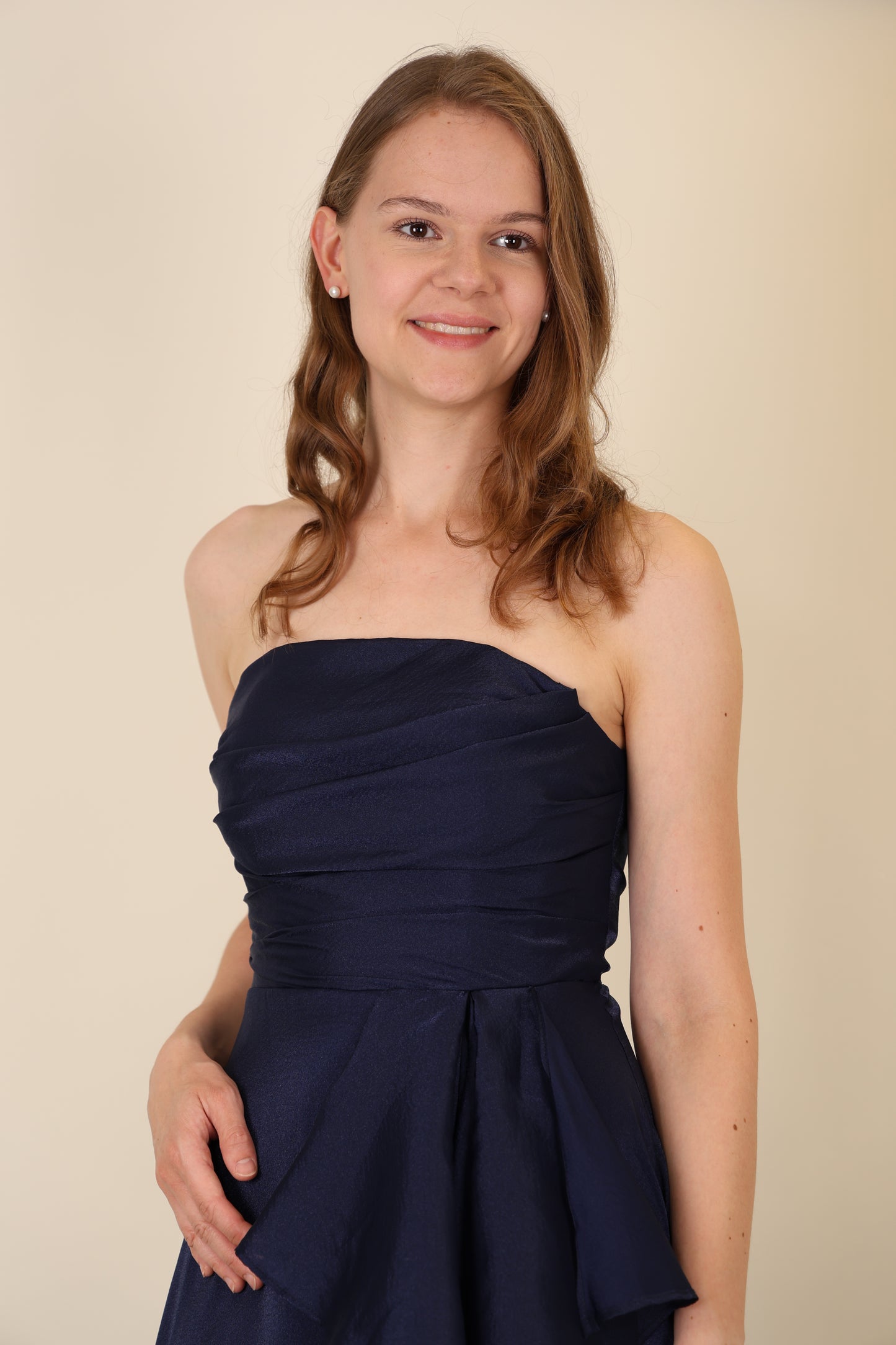 Abendkleid mit variablen Trägern, Volants und Schlitz, dunkelblau