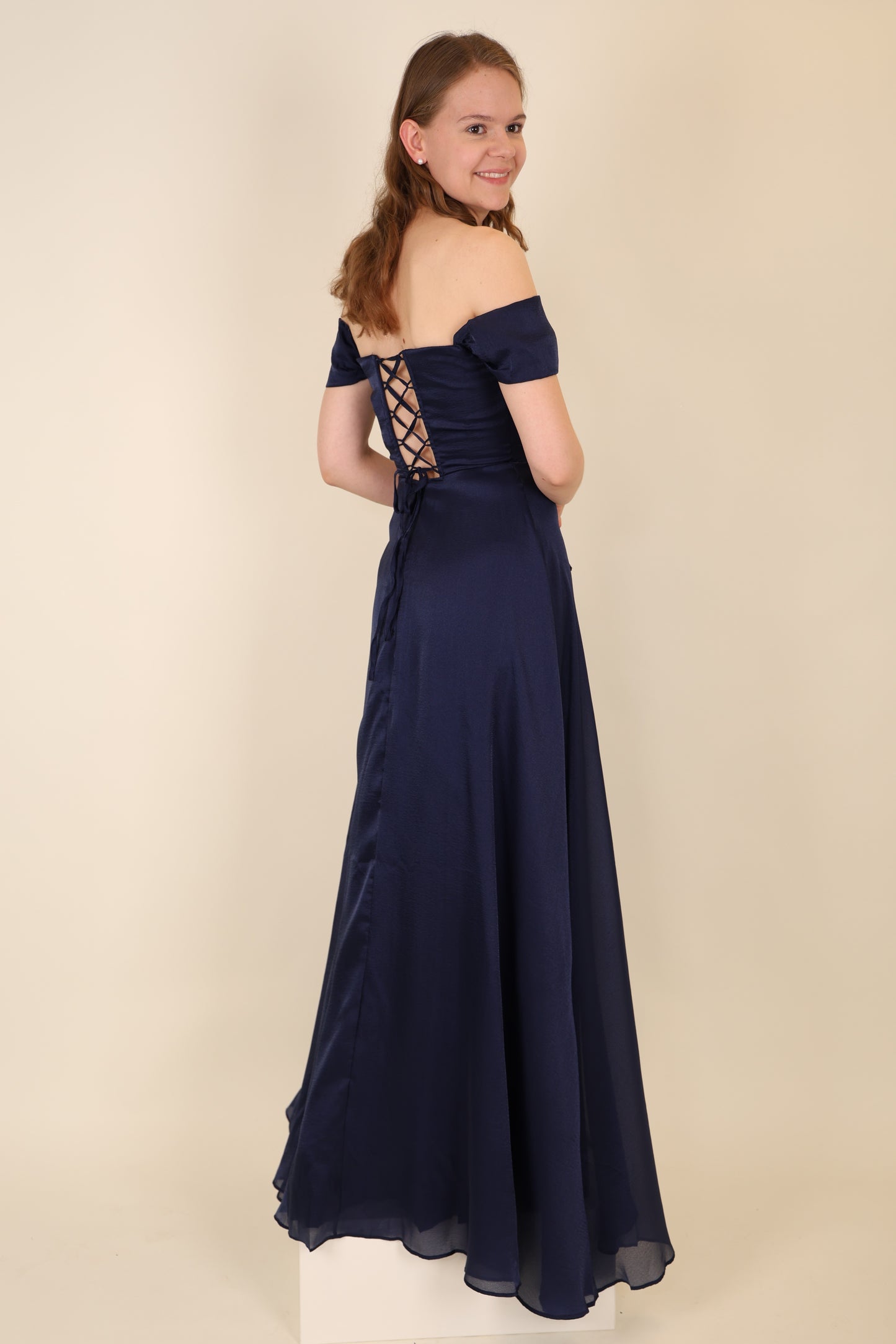 Abendkleid mit variablen Trägern, Volants und Schlitz, dunkelblau