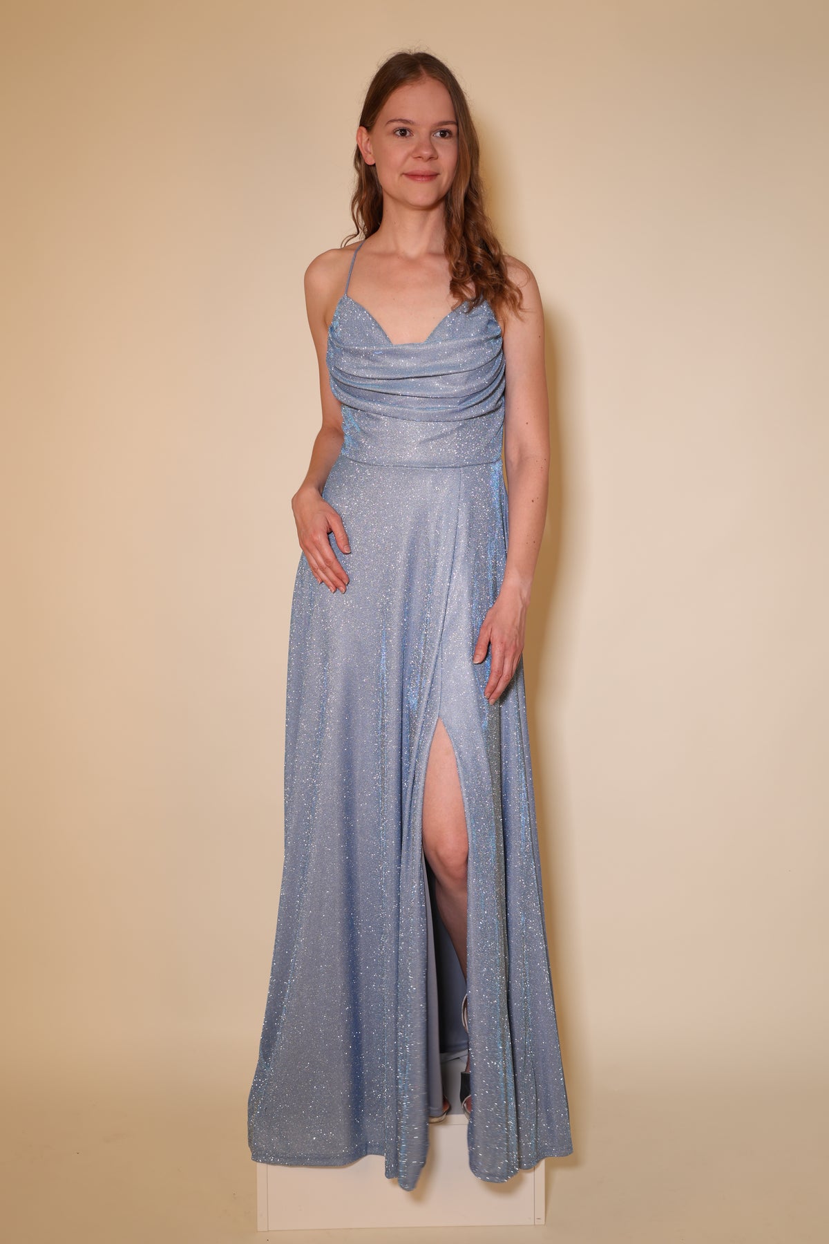 Langes Glitzer-Abendkleid mit Schlitz und Schnürung, hellblau