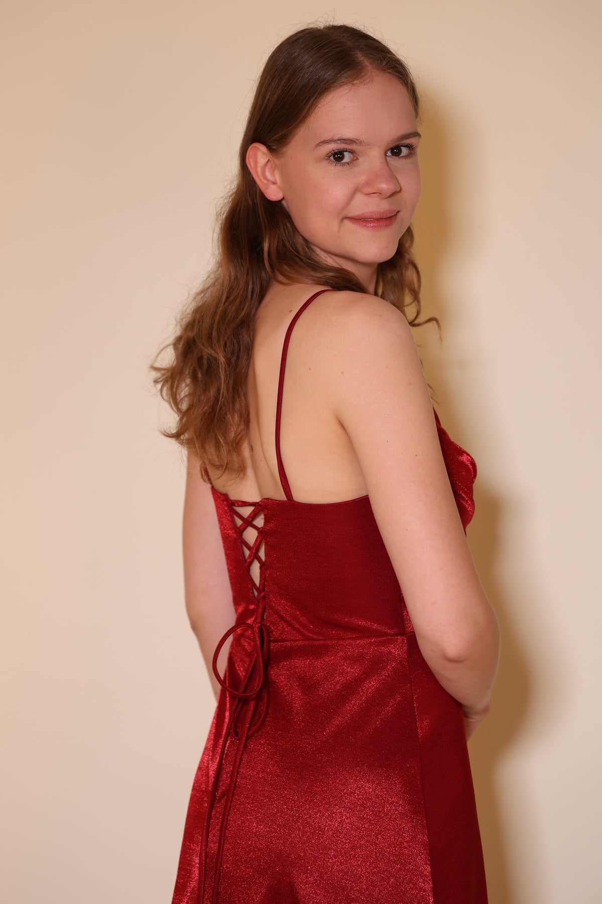 Funkelndes Abendkleid mit Drapierung, Rückenschnürung und Schlitz, Dunkelrot