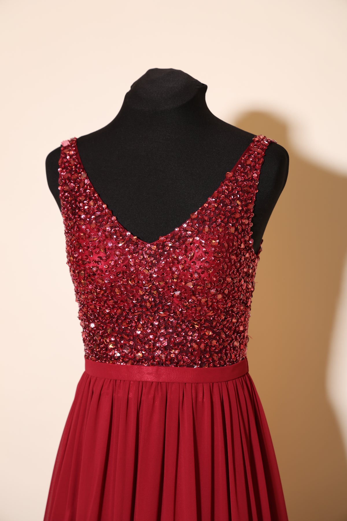 Second Hand Chiffonabendkleid mit funkelnden Glitzersteinen, dunkelrot