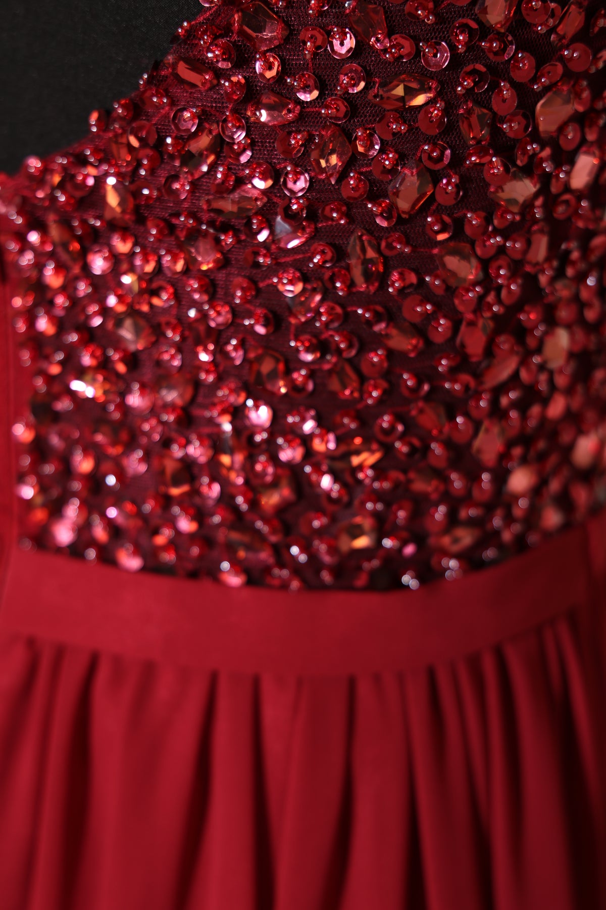 Second Hand Chiffonabendkleid mit funkelnden Glitzersteinen, dunkelrot