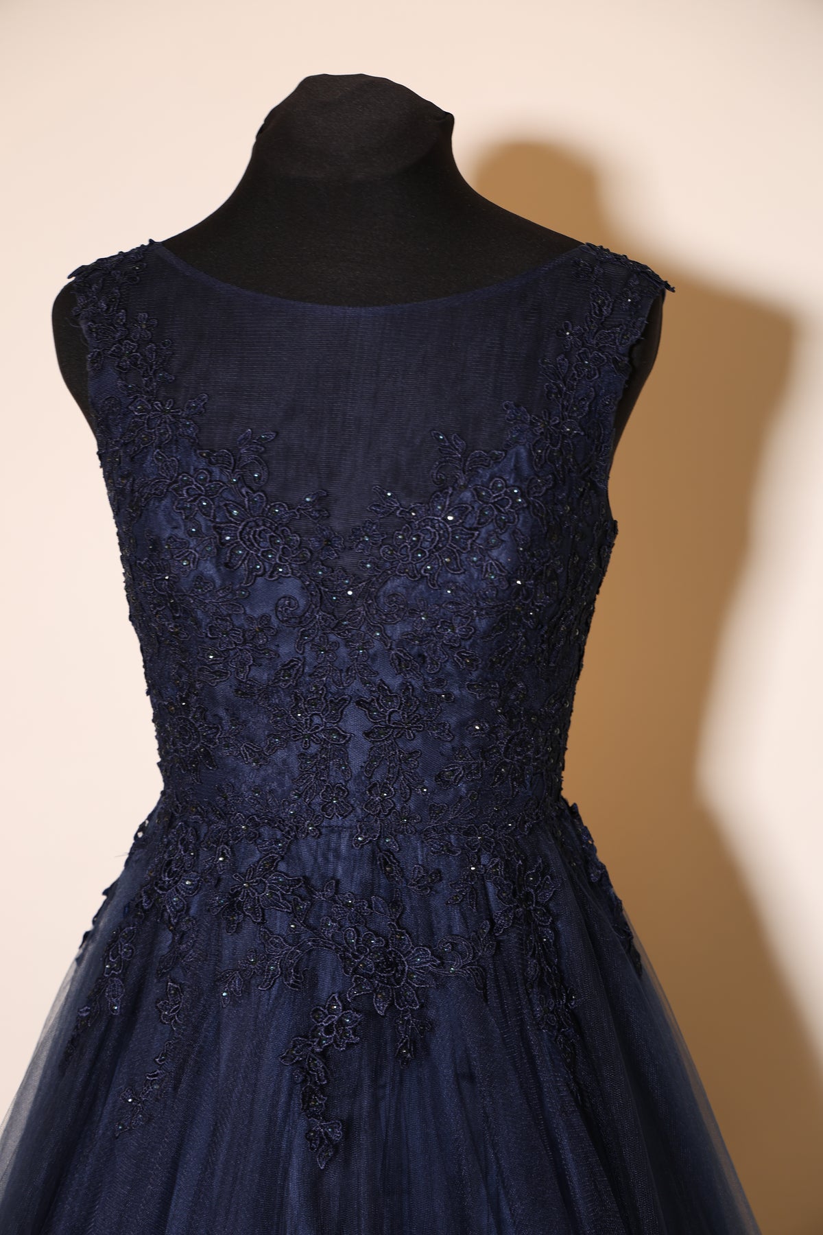 Second Hand elegantes Tüllabendkleid mit Spitze und ausgestelltem Rock, dunkelblau