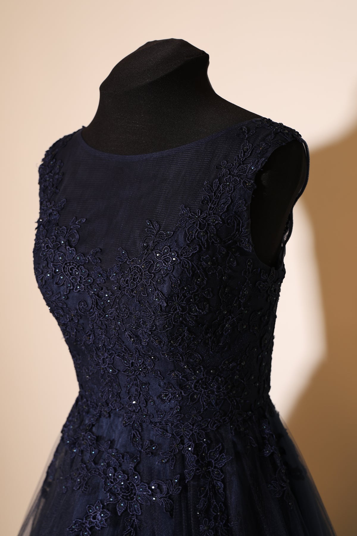Second Hand elegantes Tüllabendkleid mit Spitze und ausgestelltem Rock, dunkelblau