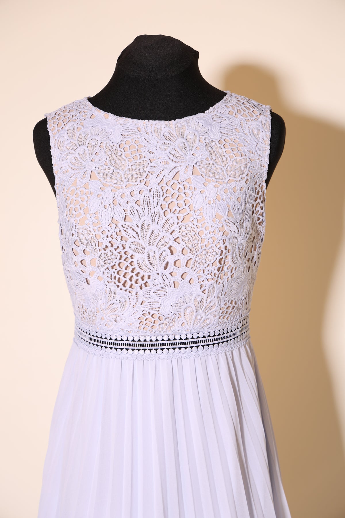 Second Hand Chiffonkleid mit Plisseefalten und Spitze, hellblau