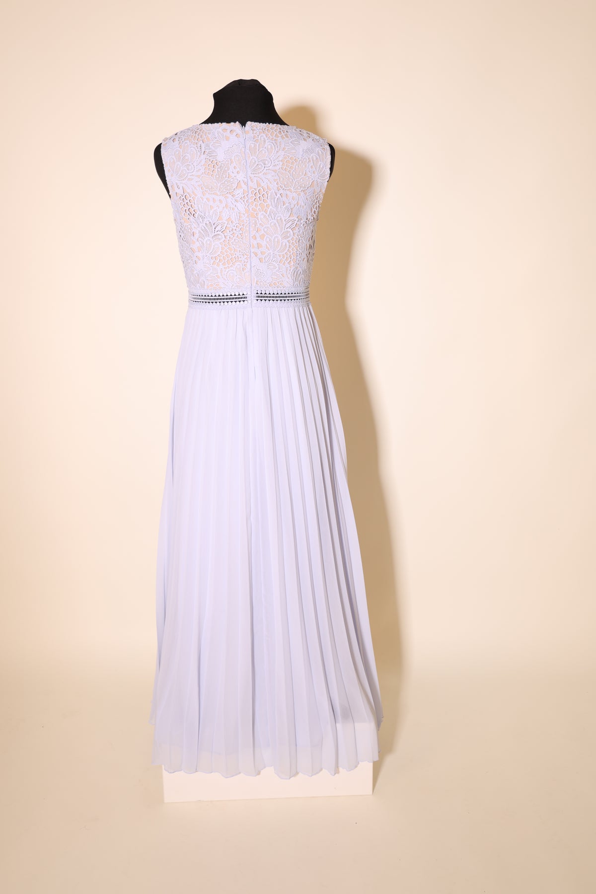 Second Hand Chiffonkleid mit Plisseefalten und Spitze, hellblau