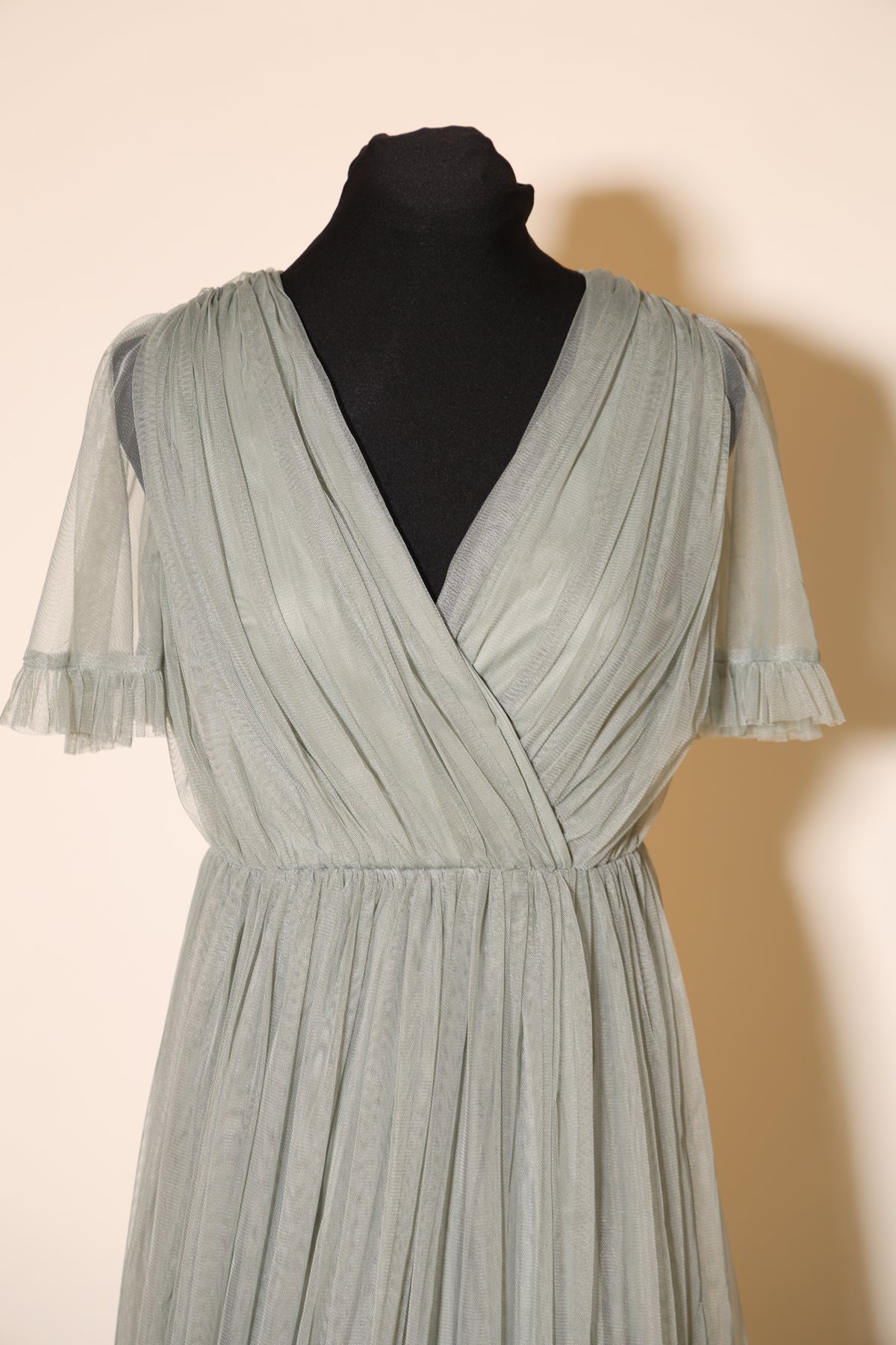 Second Hand schlichtes Abendkleid auf leicht fallendem Tüllstoff, khaki