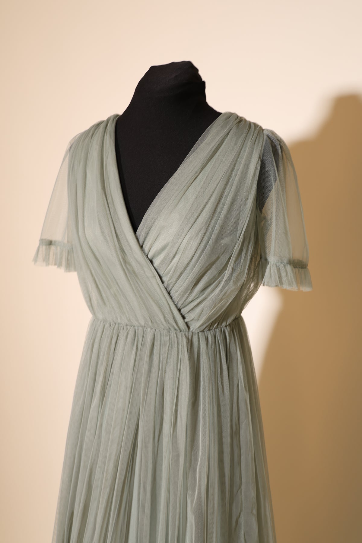 Second Hand schlichtes Abendkleid auf leicht fallendem Tüllstoff, khaki