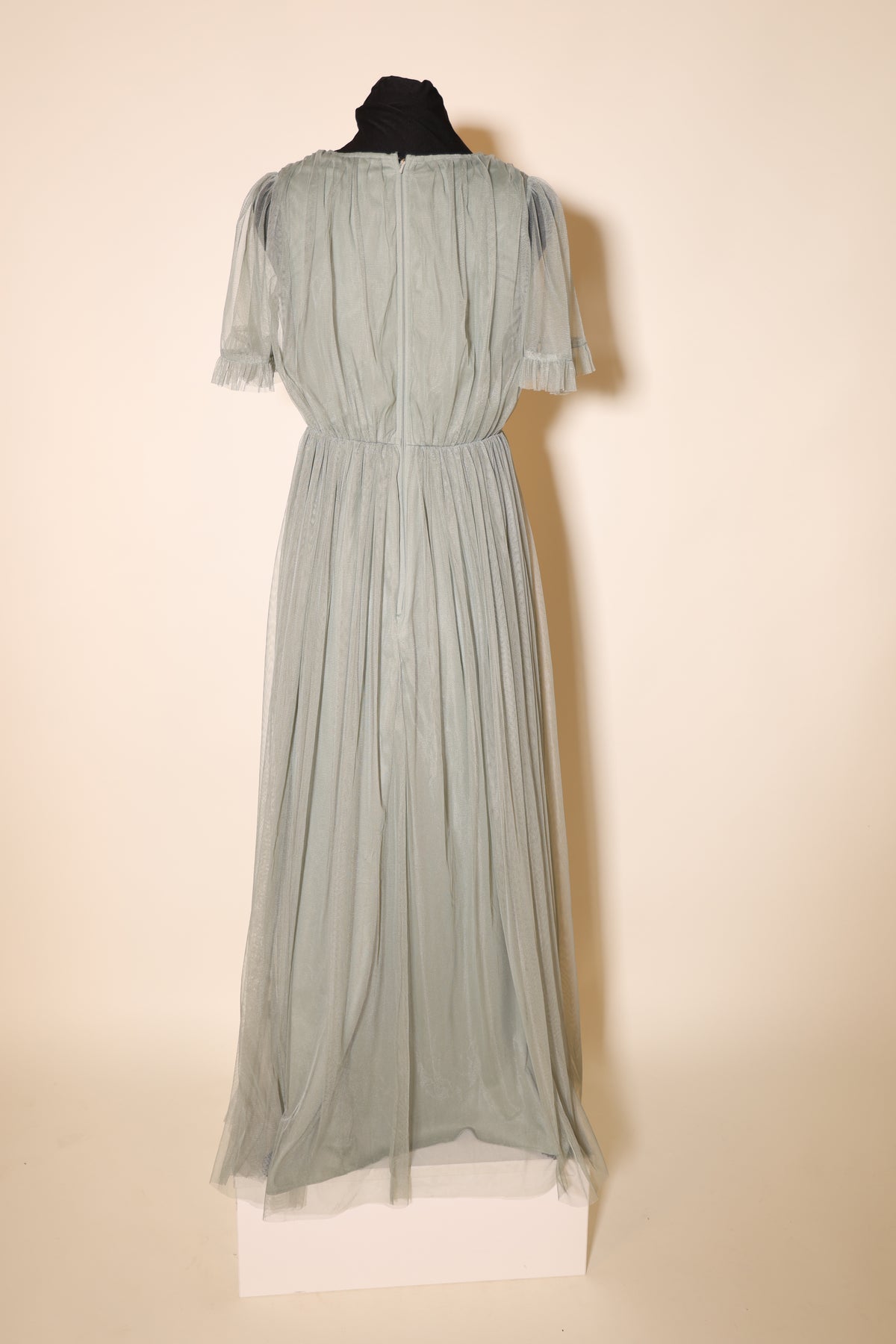 Second Hand schlichtes Abendkleid auf leicht fallendem Tüllstoff, khaki