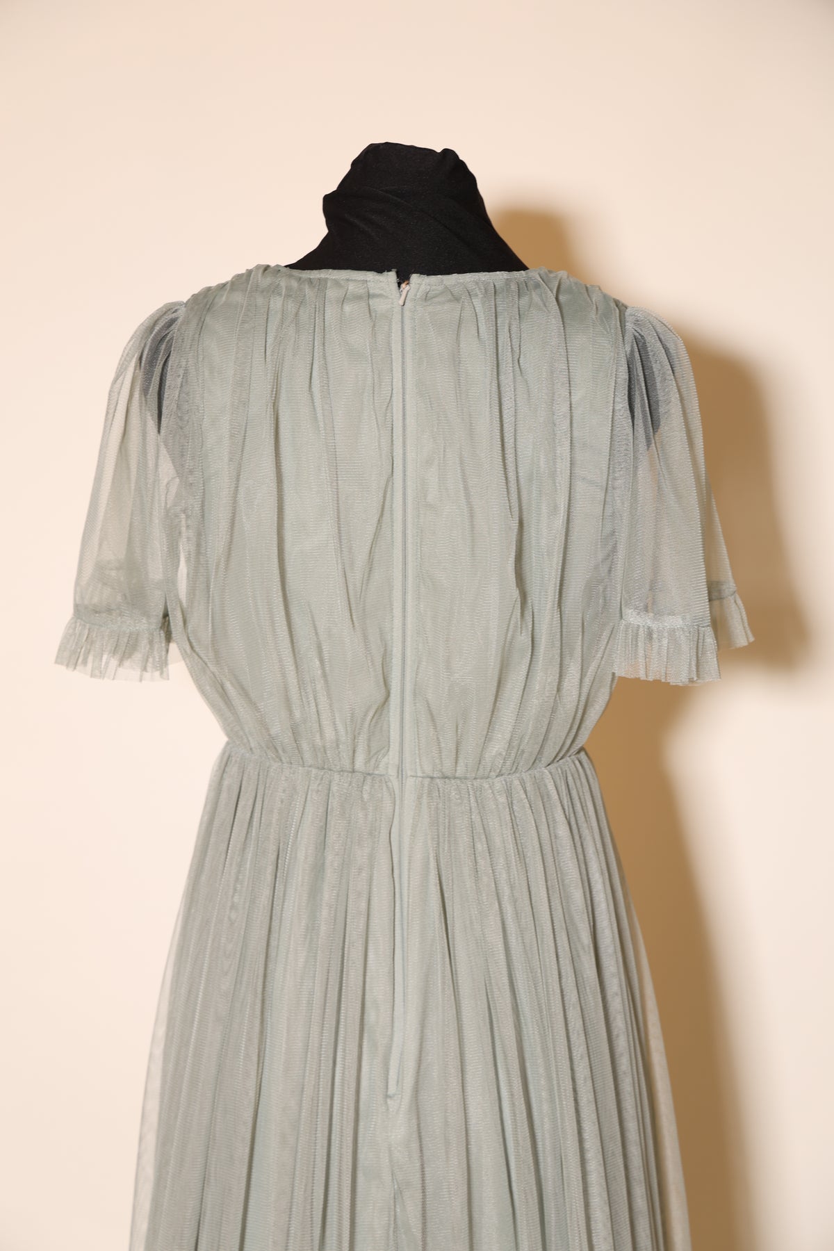 Second Hand schlichtes Abendkleid auf leicht fallendem Tüllstoff, khaki