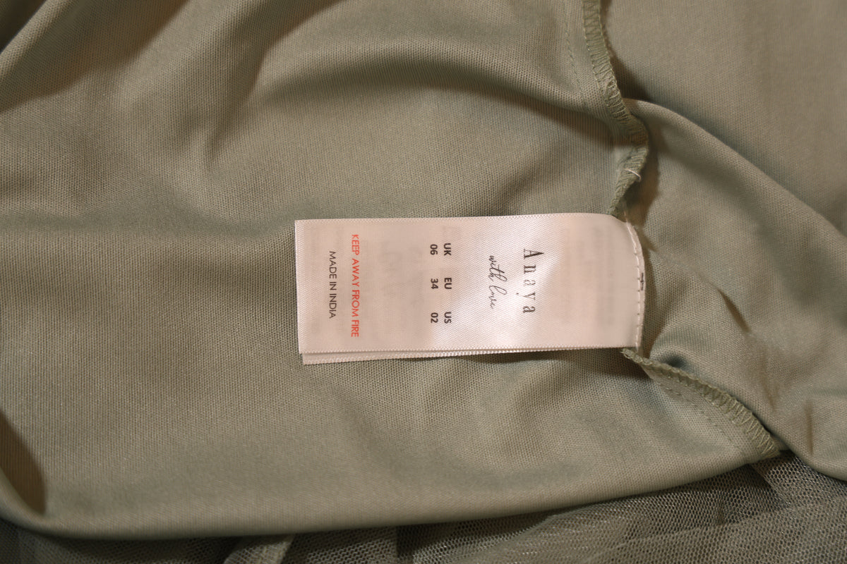 Second Hand schlichtes Abendkleid auf leicht fallendem Tüllstoff, khaki