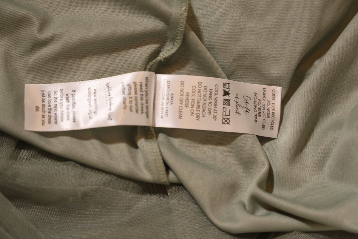 Second Hand schlichtes Abendkleid auf leicht fallendem Tüllstoff, khaki