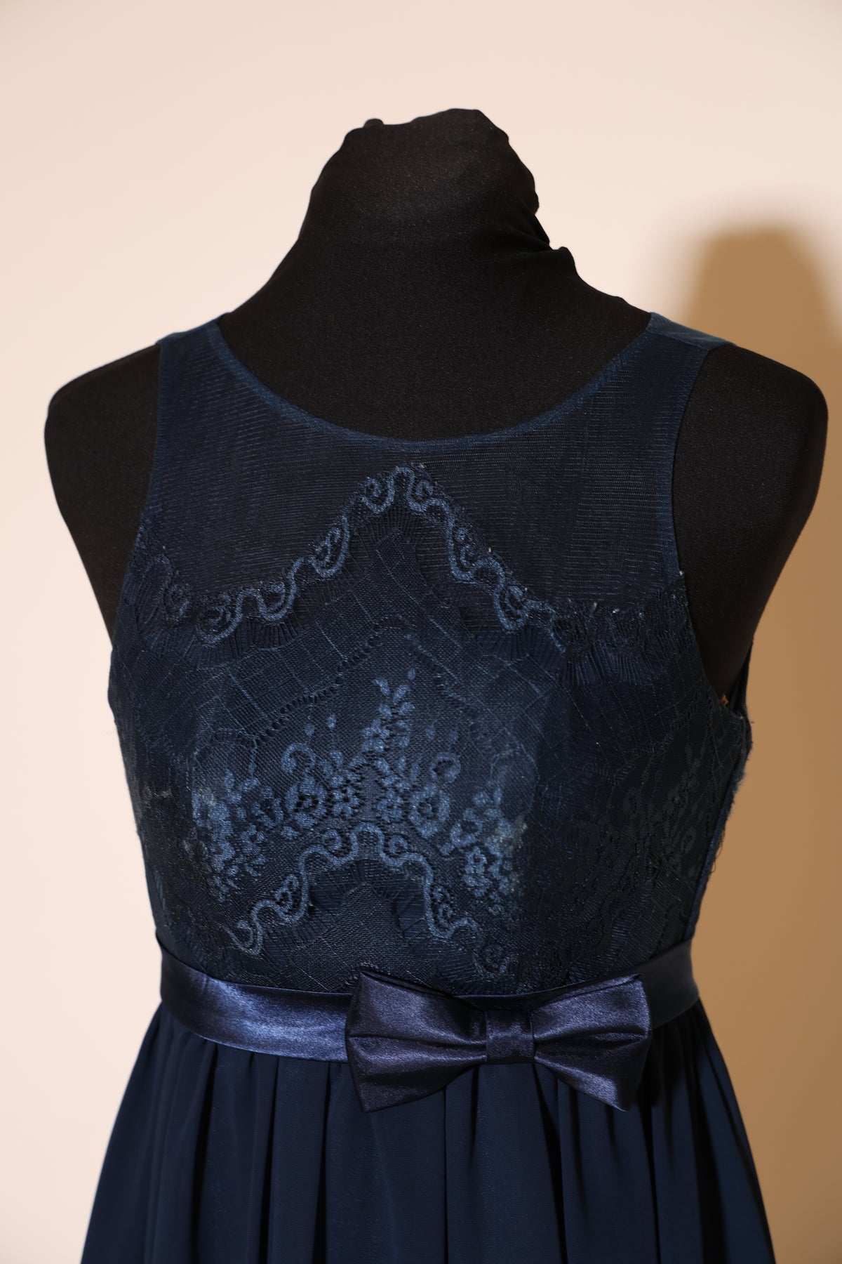 Second Hand kurzes Abendkleid mit feiner Bestickung und Schleife, dunkelblau