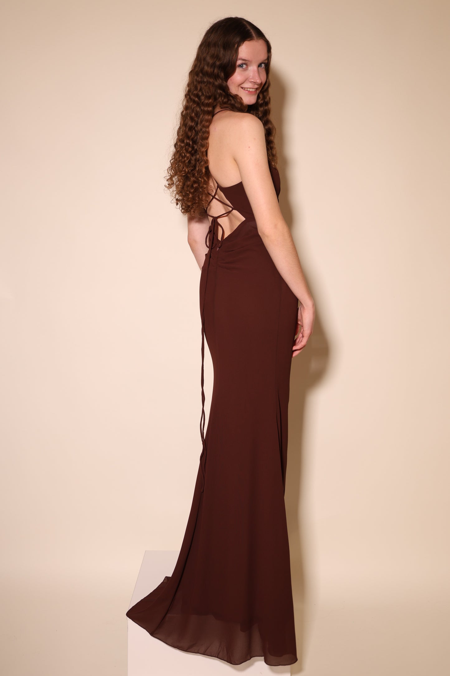 enganliegendes Chiffon Abendkleid mit Schnürung und Schlitz, braun