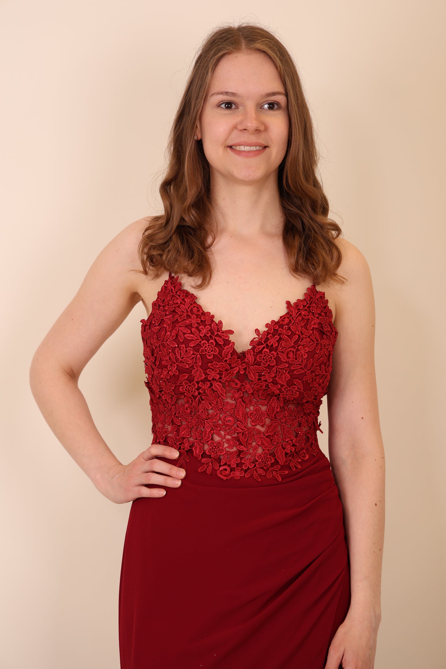 Chiffonkleid mit Spitzenoberteil, Schnürung & Schlitz, dunkelrot
