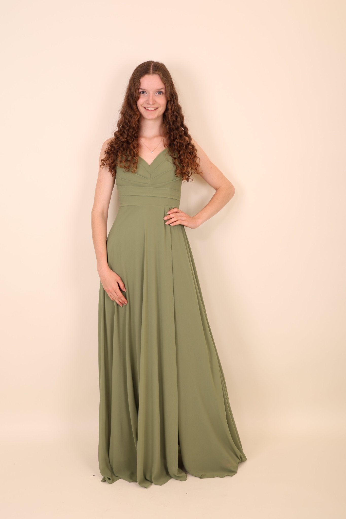 Abendkleid mit Raffungen und Schlitz, oliv - Dein Kleiderladen