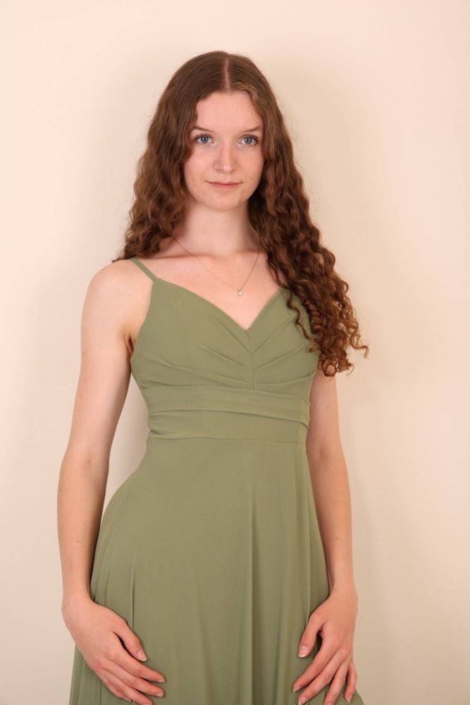 Abendkleid mit Raffungen und Schlitz, oliv - Dein Kleiderladen