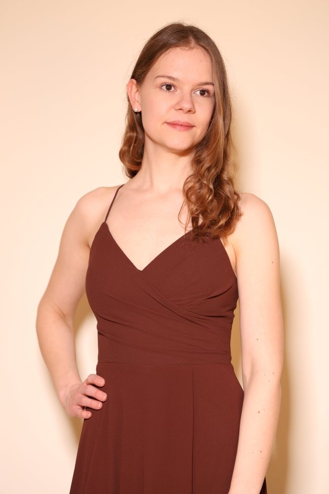 Chiffonkleid mit Schnürung, hohem Beinschlitz und Raffungen, braun - Dein Kleiderladen