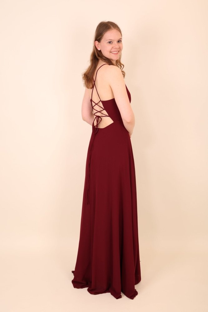 Chiffonkleid mit Schnürung, hohem Beinschlitz und Raffungen, dunkelrot - Dein Kleiderladen