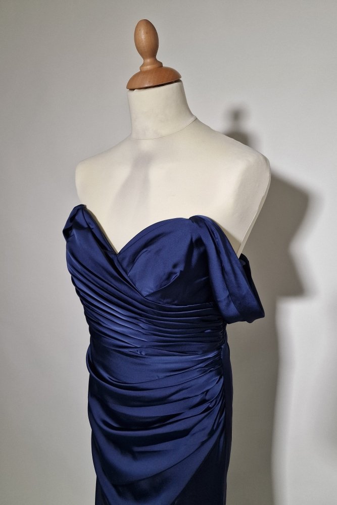 Große Größen Satin - Abendkleid mit Schnürung, Raffungen und Schlitz, dunkelblau - Dein Kleiderladen