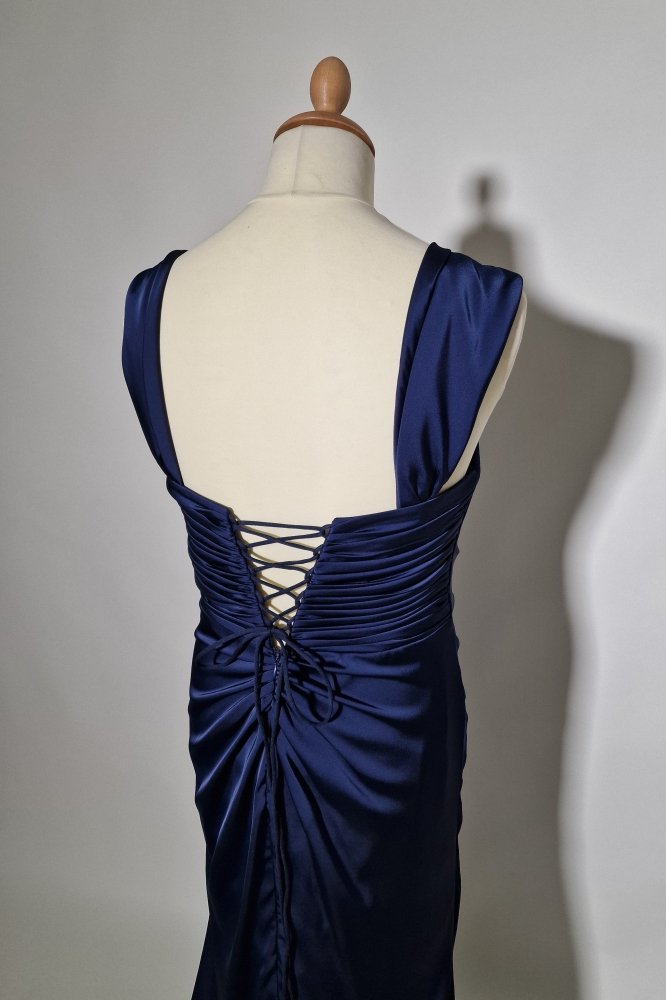 Große Größen Satin - Abendkleid mit Schnürung, Raffungen und Schlitz, dunkelblau - Dein Kleiderladen