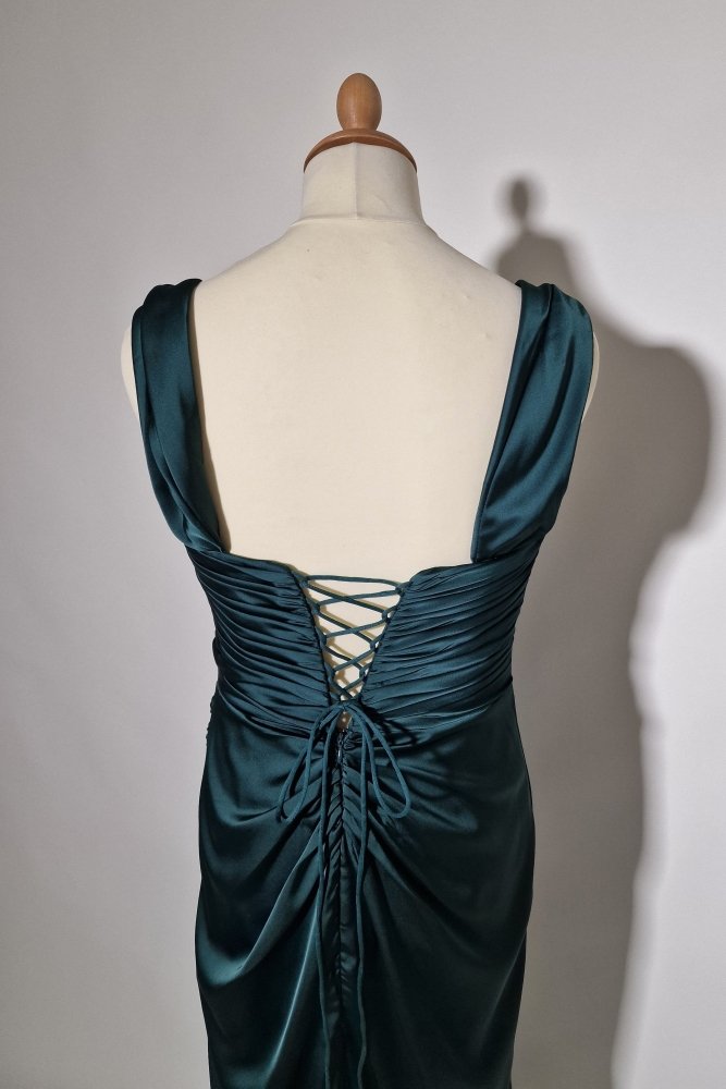 Große Größen Satin - Abendkleid mit Schnürung, Raffungen und Schlitz, dunkelgrün - Dein Kleiderladen