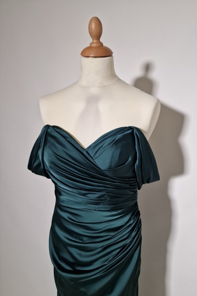 Große Größen Satin - Abendkleid mit Schnürung, Raffungen und Schlitz, dunkelgrün - Dein Kleiderladen